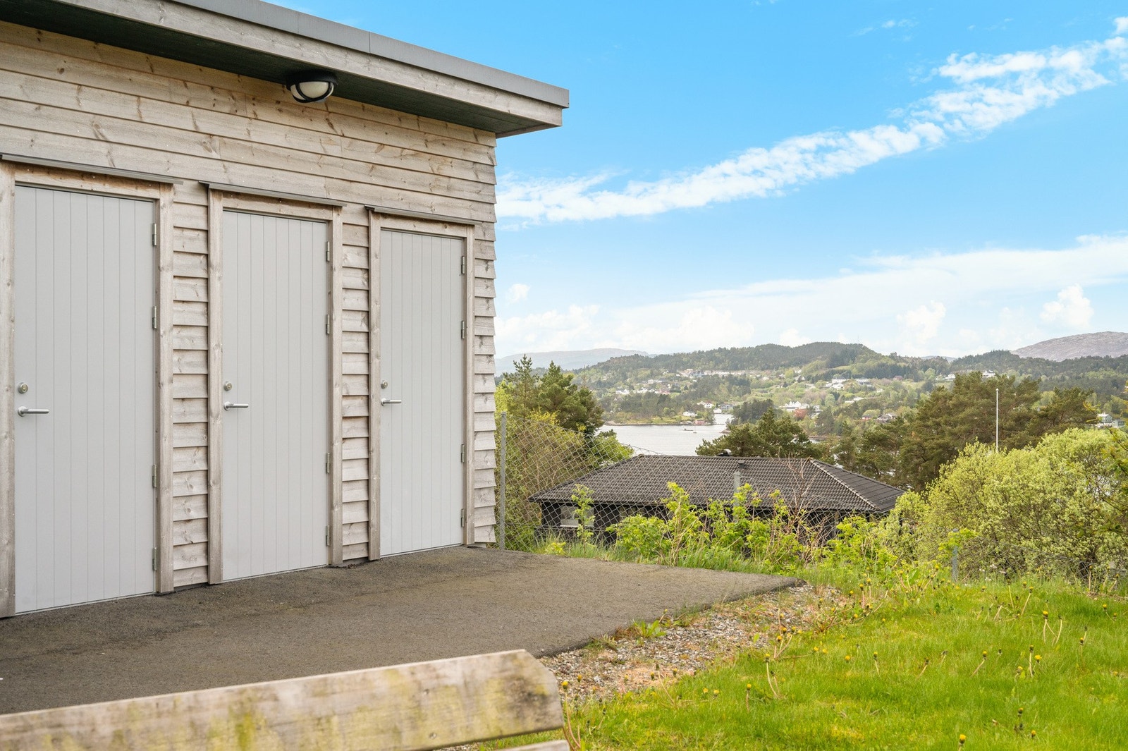 Fra boligen er det kort avstand til dagligvarebutikken Coop Extra, som også har posttjenester. Galleribilde