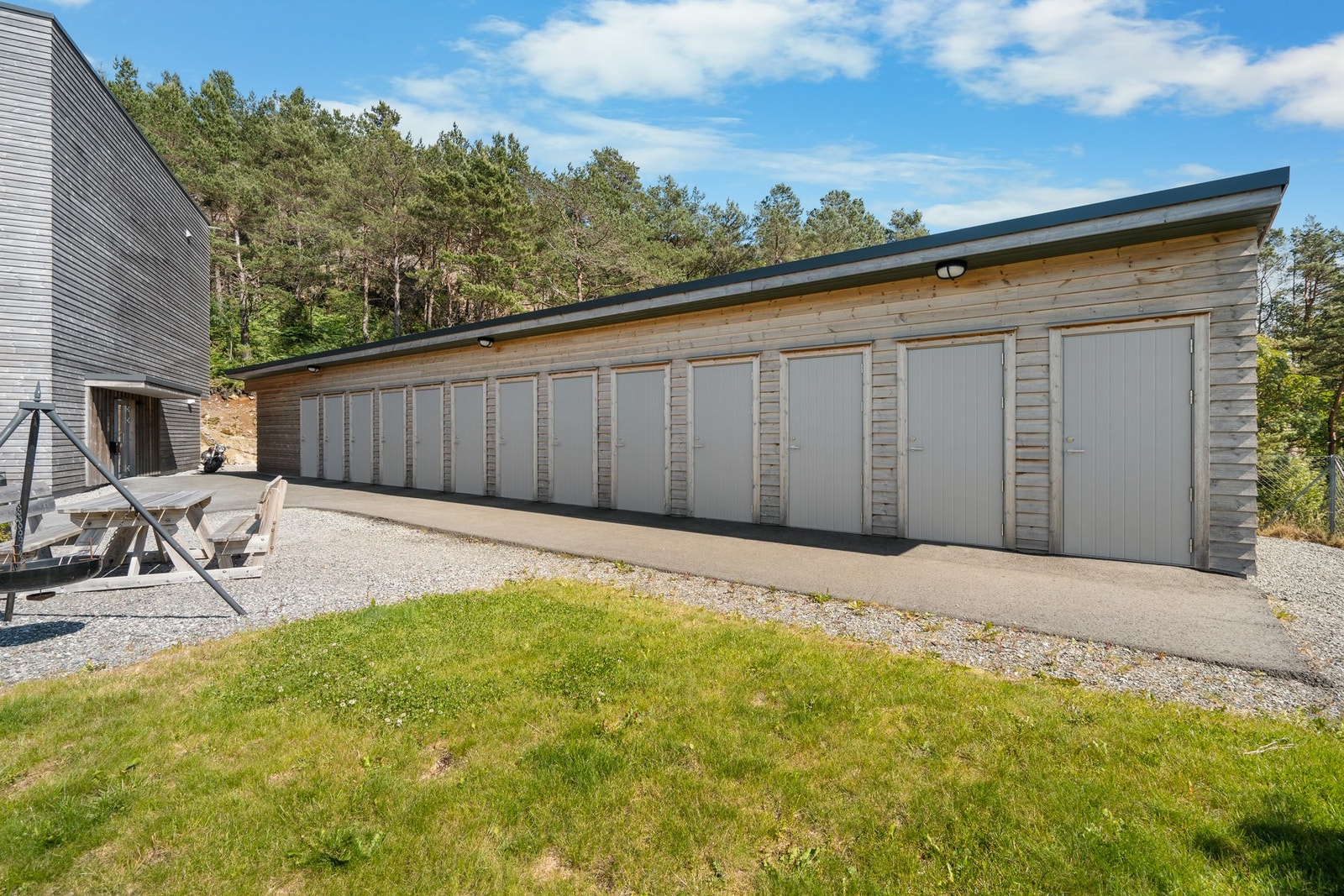 Boligen har en idyllisk beliggenhet nær naturen. Galleribilde