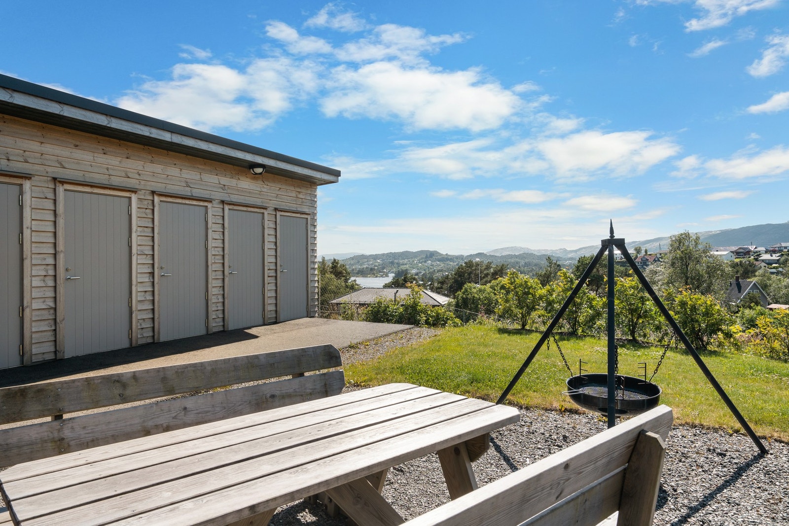 Det er kort vei til Mathopen skole (1.-7. klasse) og flere barnehager, inkludert FUS Håkonshella barnehage, Myren Gårdsbarnehage og Mathopen barnehage. Galleribilde