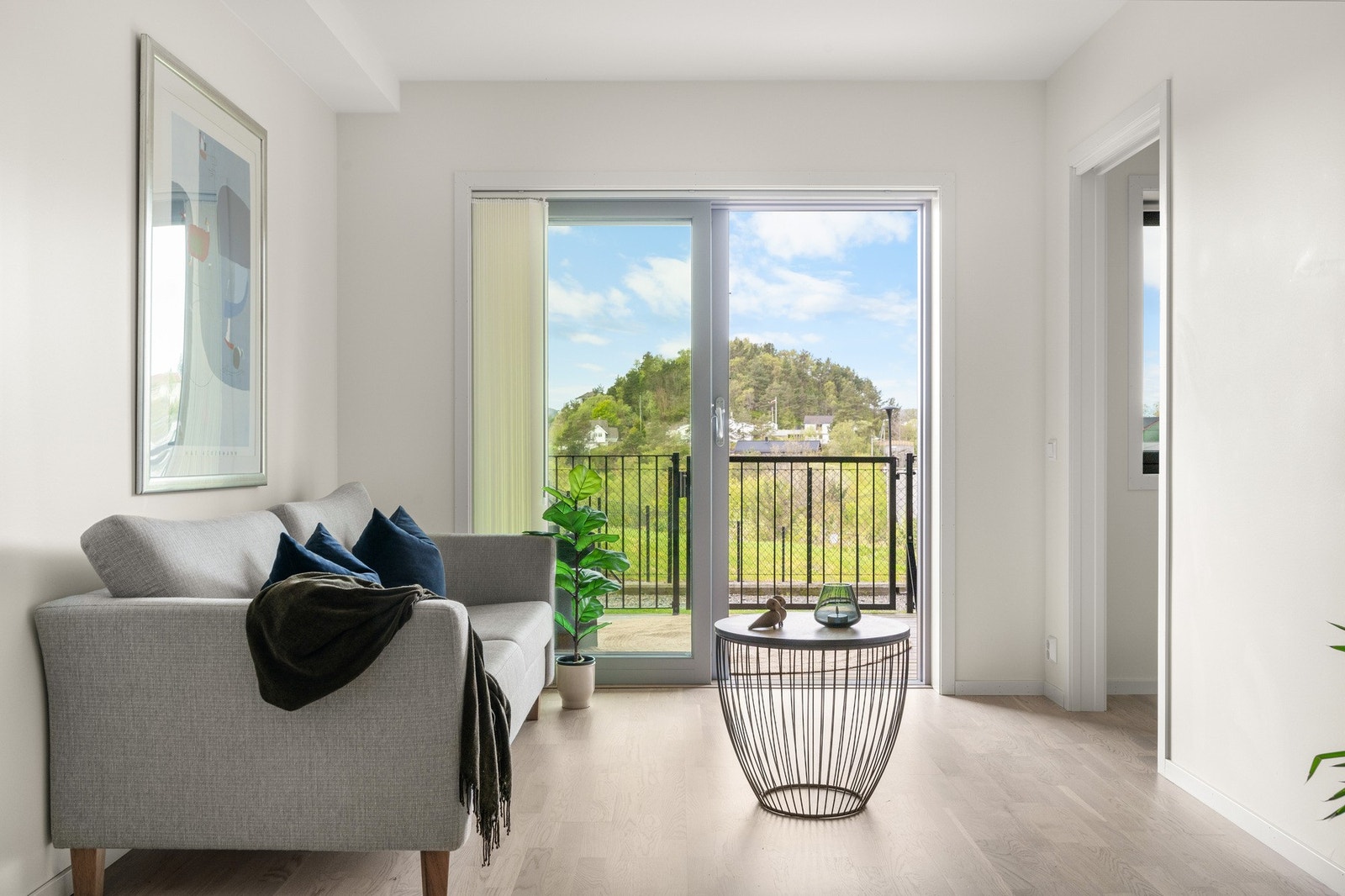 Store vindusflater sørger for rikelig med naturlig lysinnslipp. Galleribilde