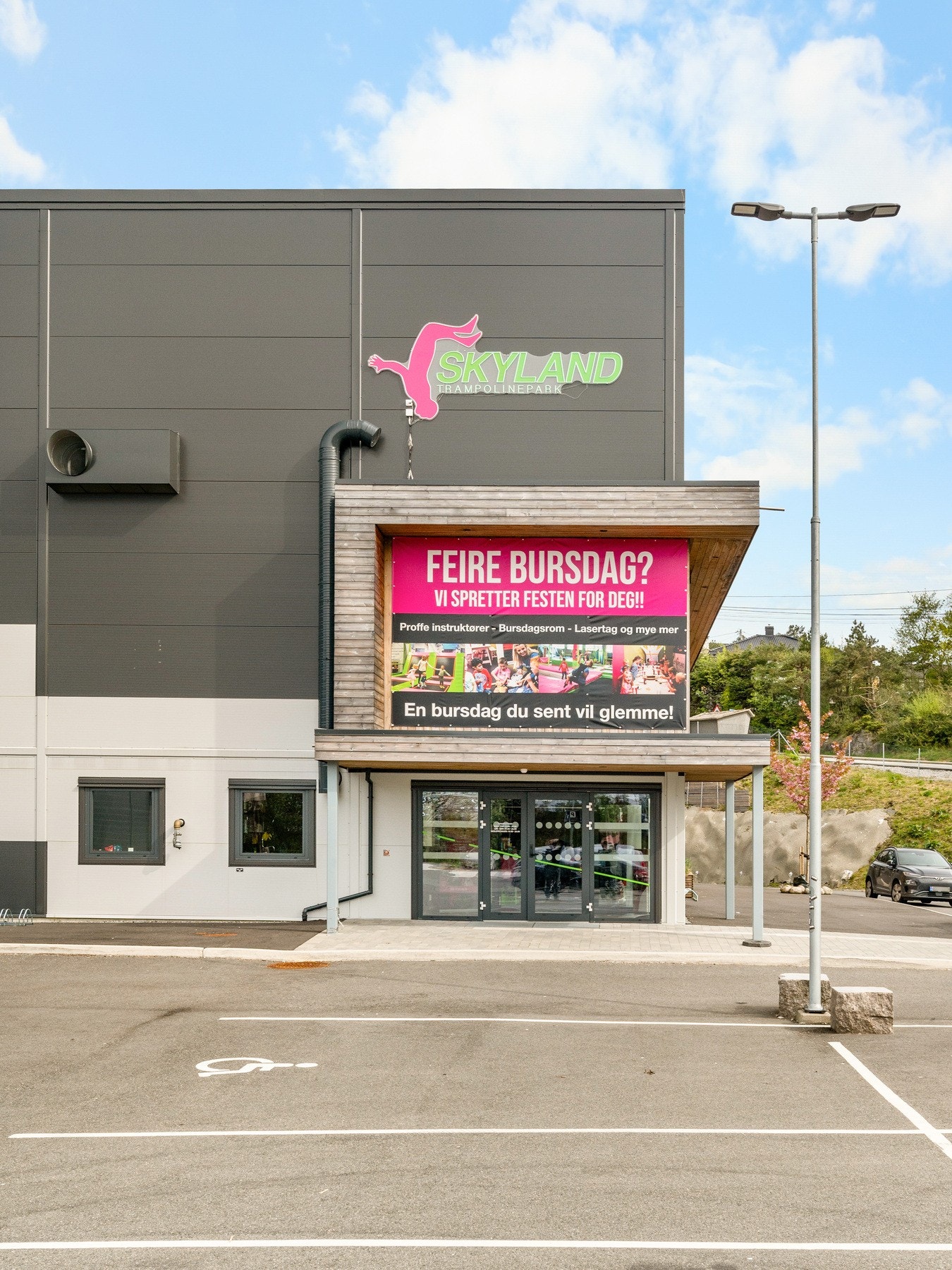 Storsenteret tilbyr også en rekke fasiliteter som butikker, kafeer, restauranter, bank, postkontor, vinmonopol, legevakt, tannlege, apotek og bibliotek. Galleribilde