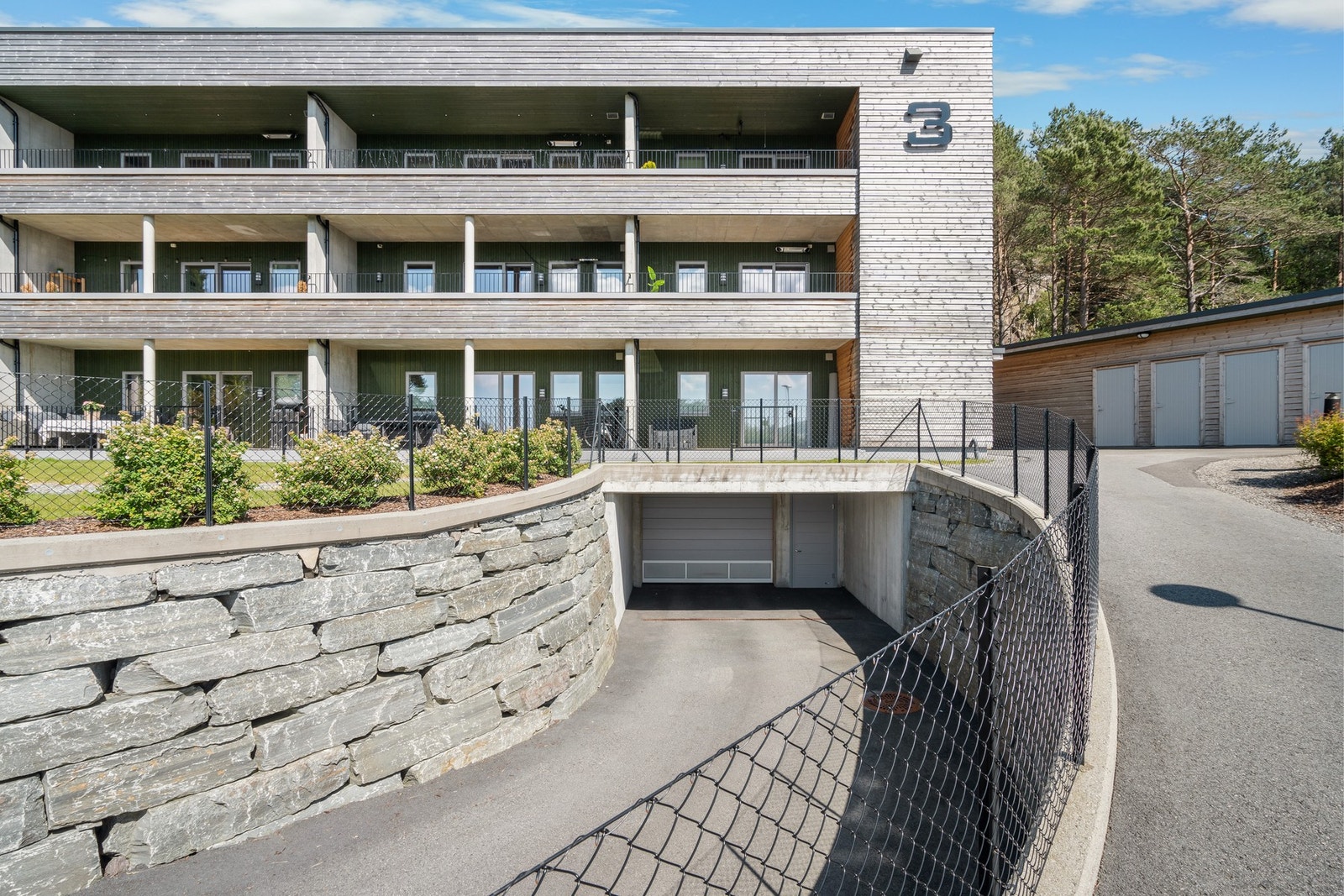 Nærmeste busstopp er bare ett minutts gange fra boligen, med hyppige bussavganger hvert 20. minutt til Loddefjord terminal. Galleribilde
