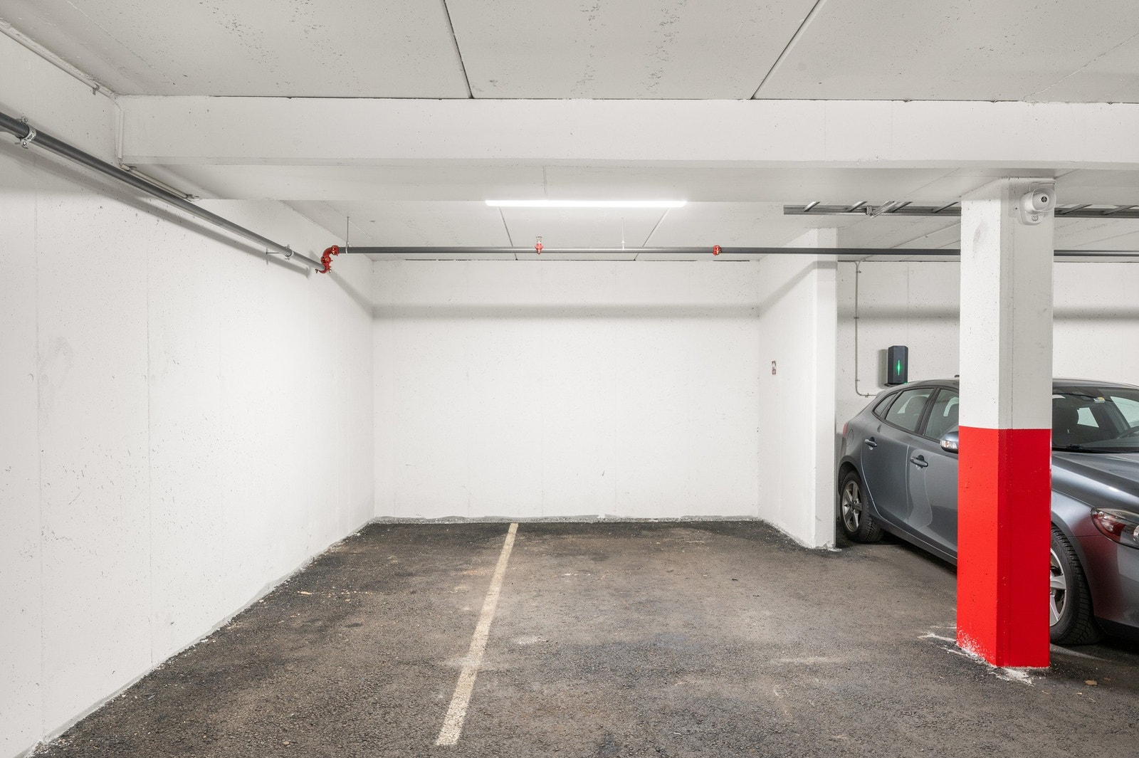 Fast parkering i felles garasje. Galleribilde