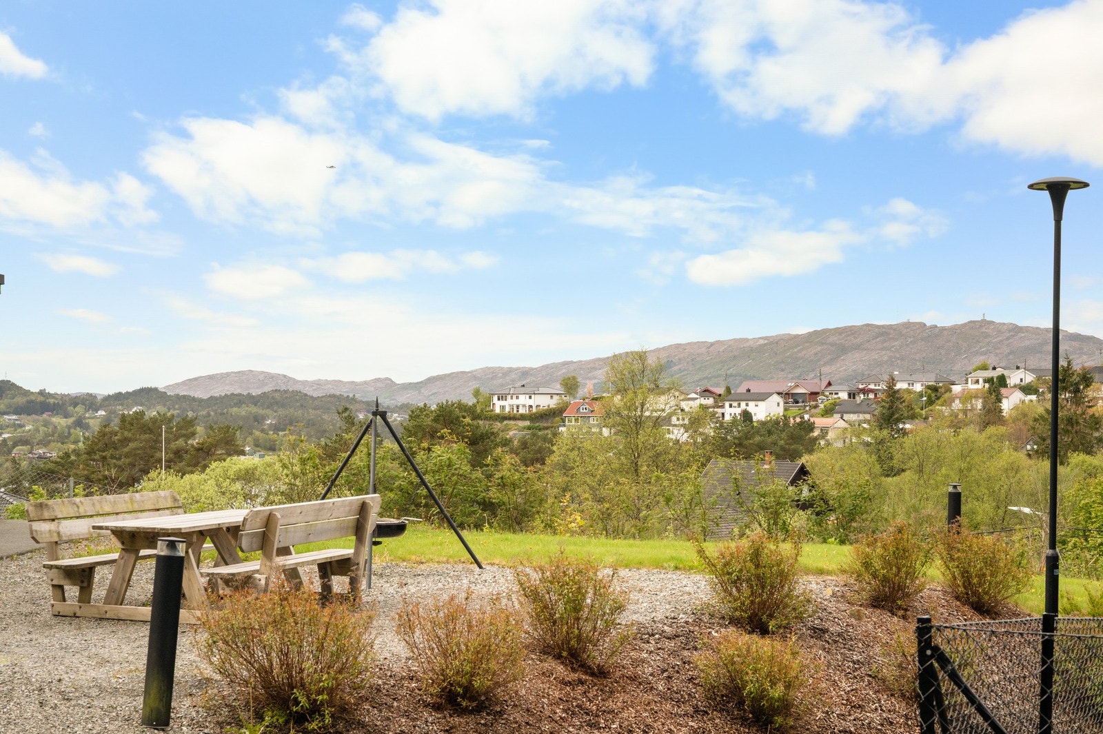 Vestkanten Storsenter ligger kun 9 minutters kjøretur unna. Galleribilde