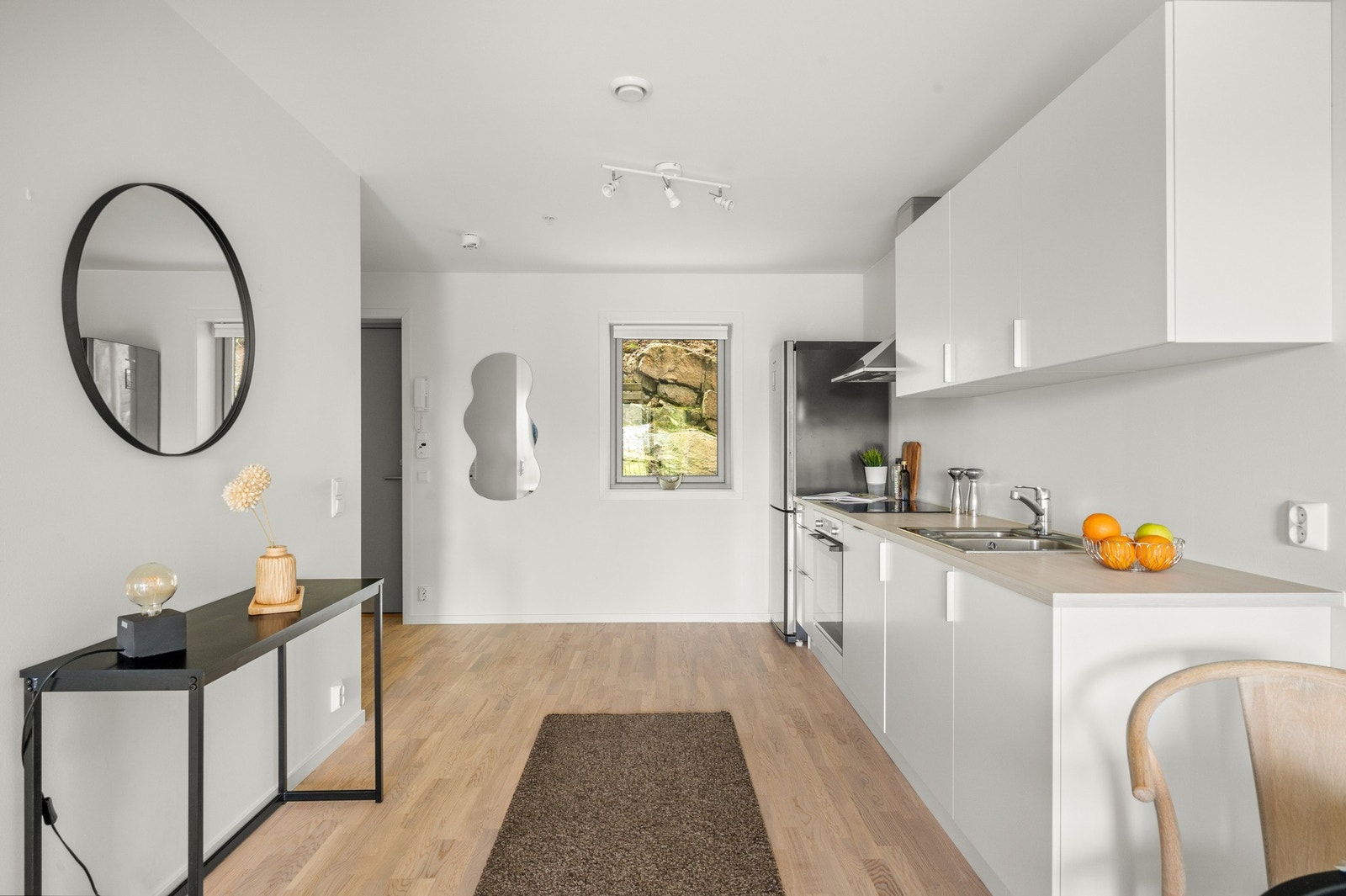 Av integrerte hvitevarer medfølger induksjonsplatetopp, stekeovn og oppvaskmaskin. Galleribilde