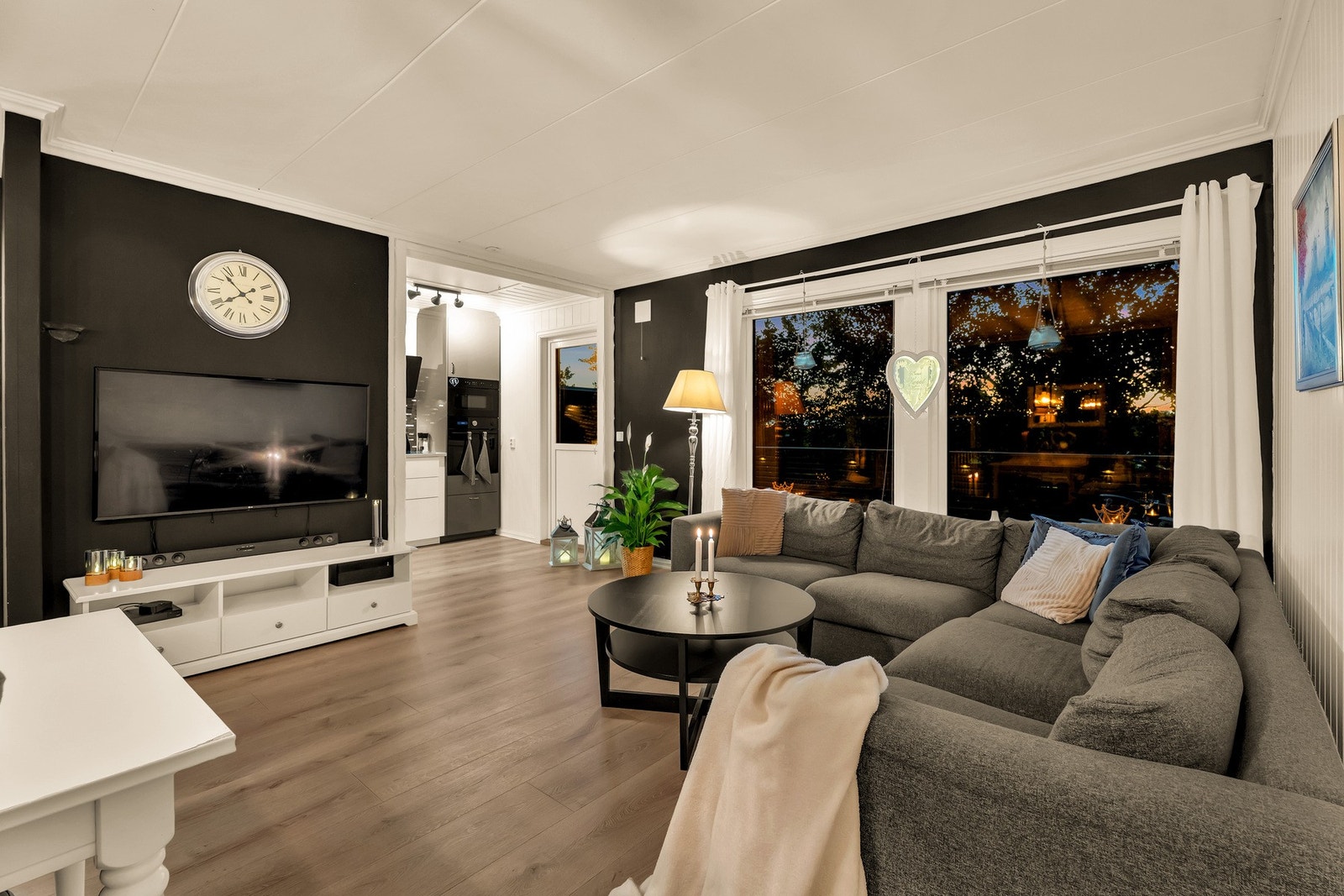 Det er en delvis åpen løsning til kjøkken Galleribilde