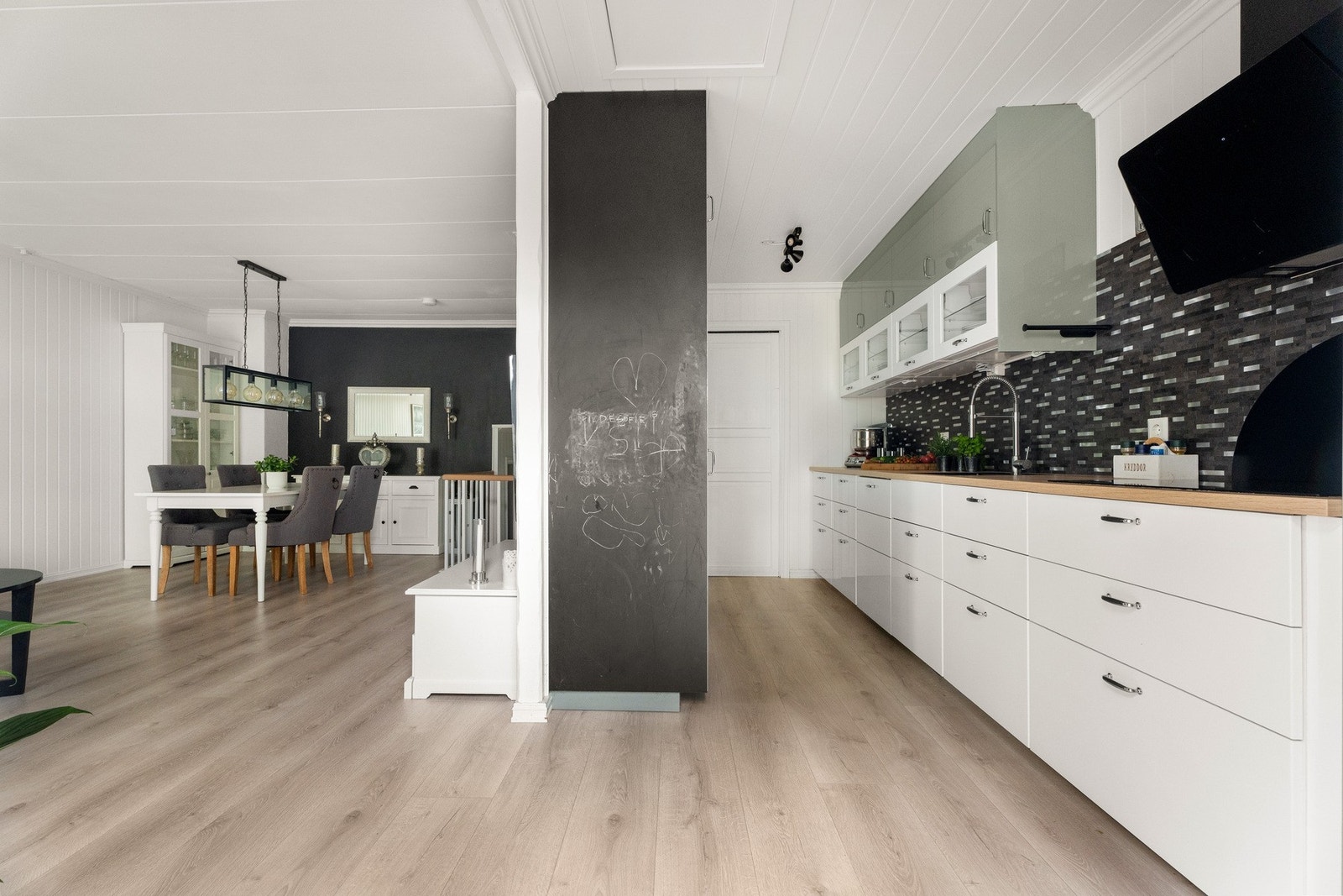 På innsiden av kjøkkenet er det et praktisk vaskerom Galleribilde