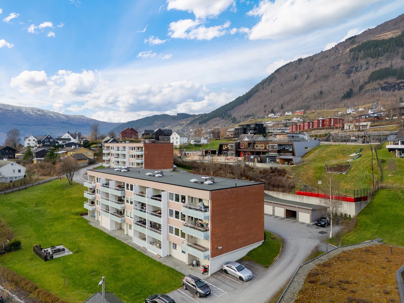 Rogne Borettslag ligger idyllisk til i et etablert og meget barnevennlig boligområde. Galleribilde