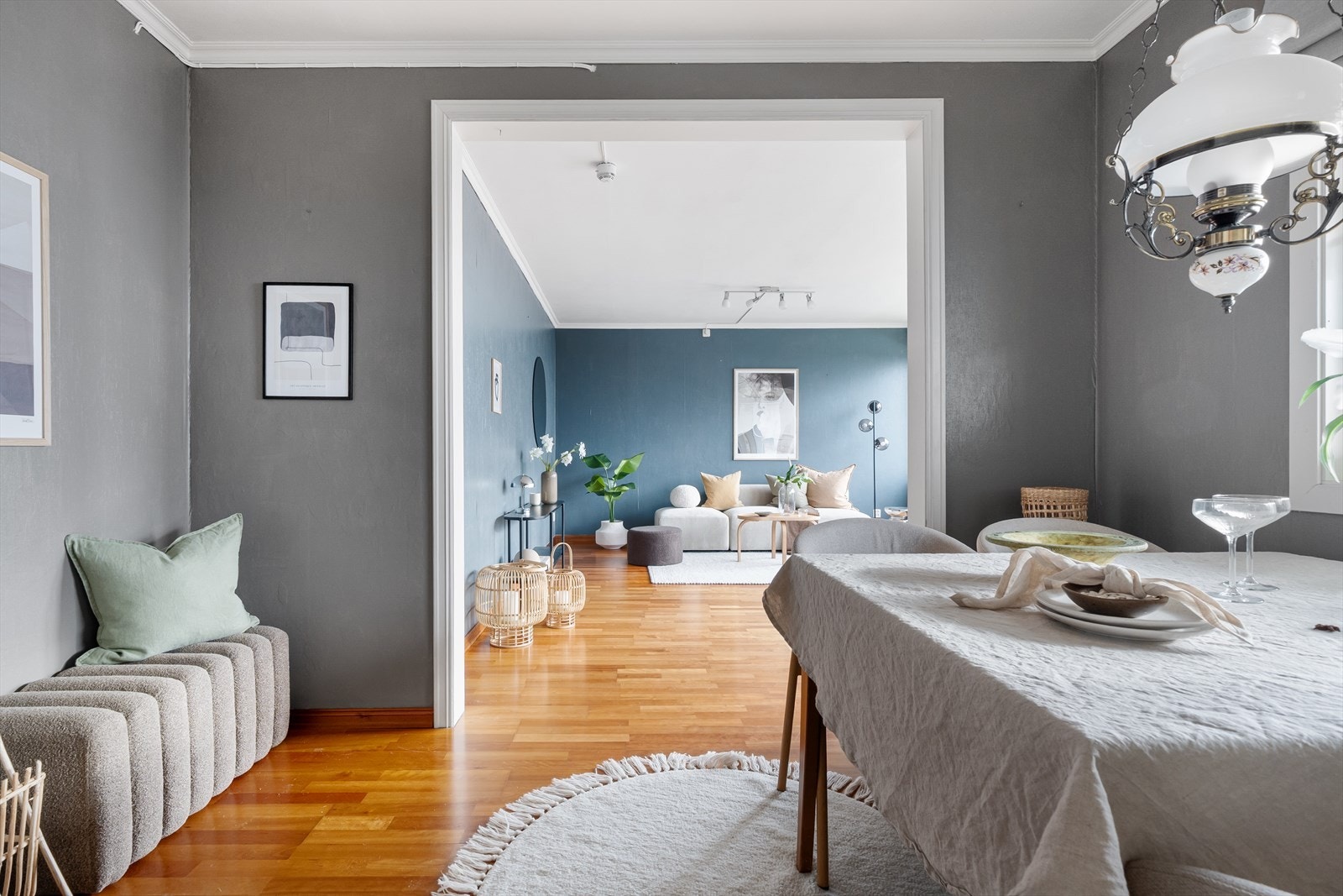 Delvis åpen løsning mellom stue og kjøkken. Galleribilde