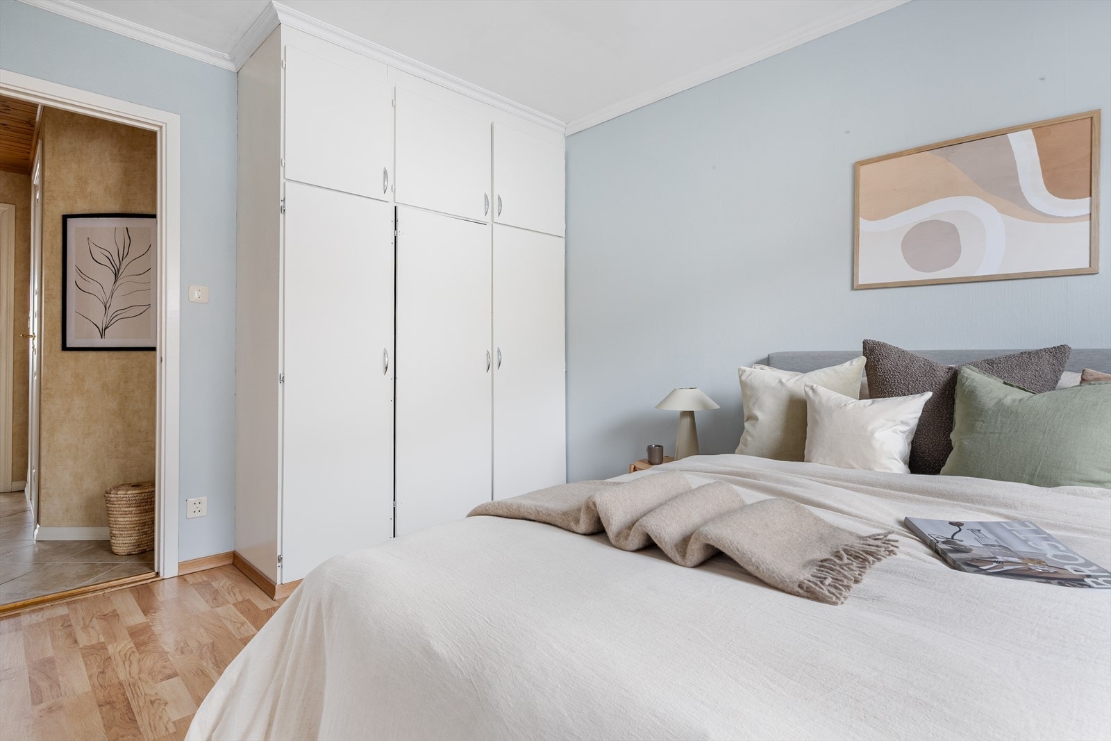 Soverom 1 har garderobeskap og plass til dobbeltseng. Galleribilde