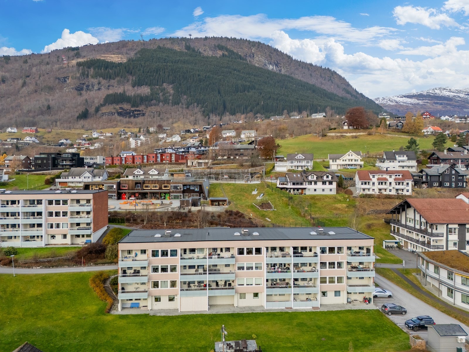 Fra eiendommen er det gangavstand til sentrum. Galleribilde