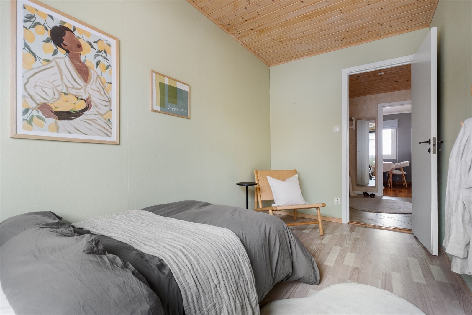 Begge soverommene ligger for seg selv i tilknytning til gang og bad. Galleribilde