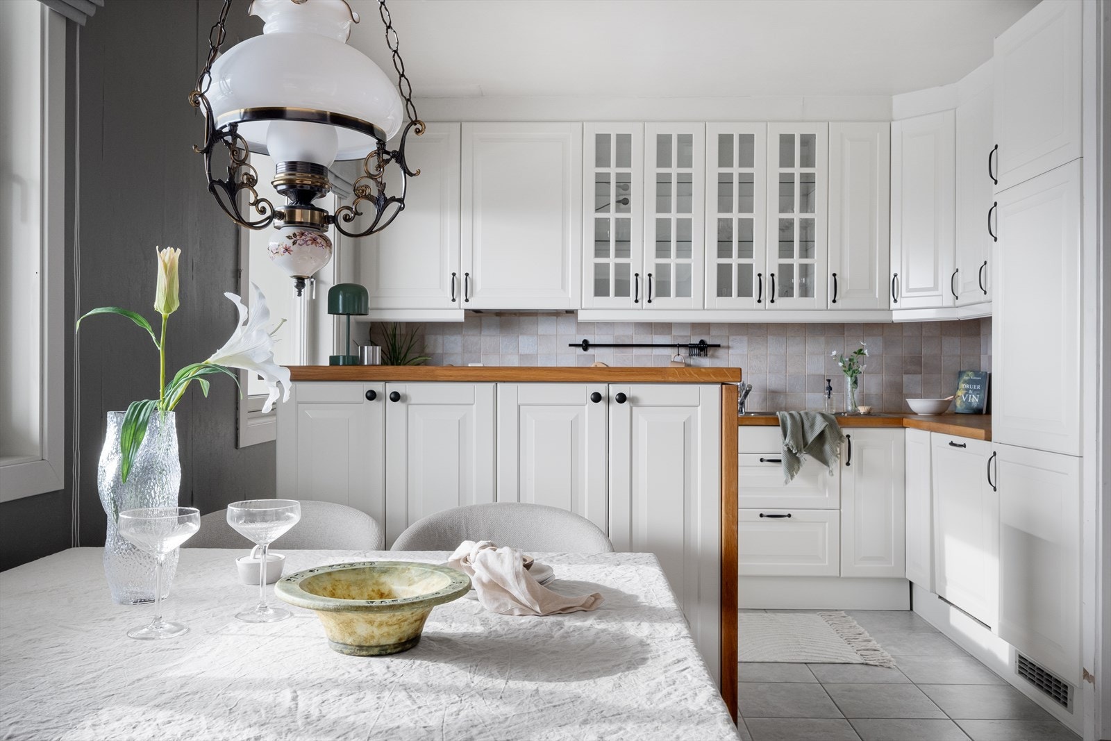 Benkeplate i heltre eik, delikat kombinasjon med den lyse innredningen. Galleribilde