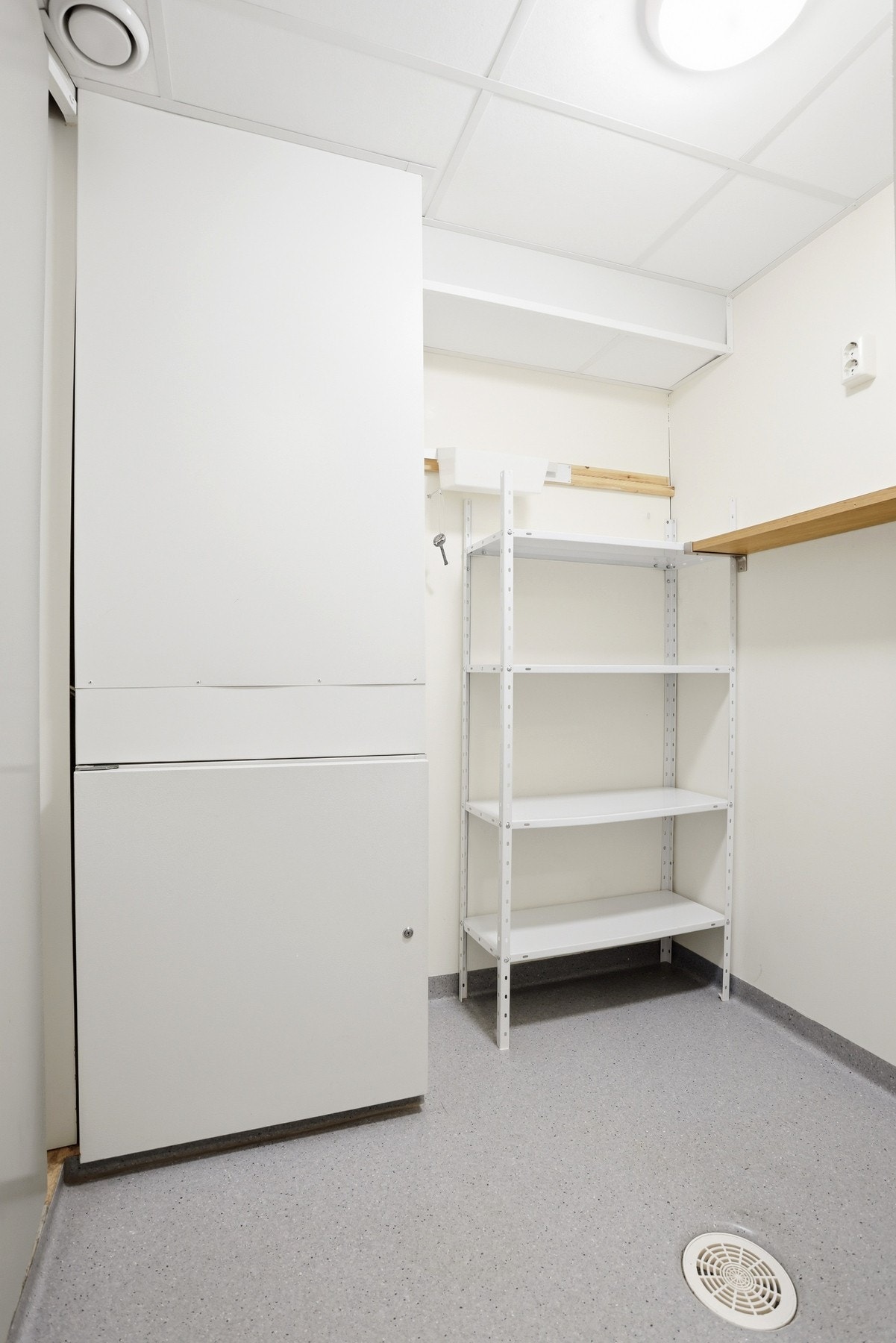 Praktisk bod /teknisk rom med opplegg til vaskemaskin. Galleribilde