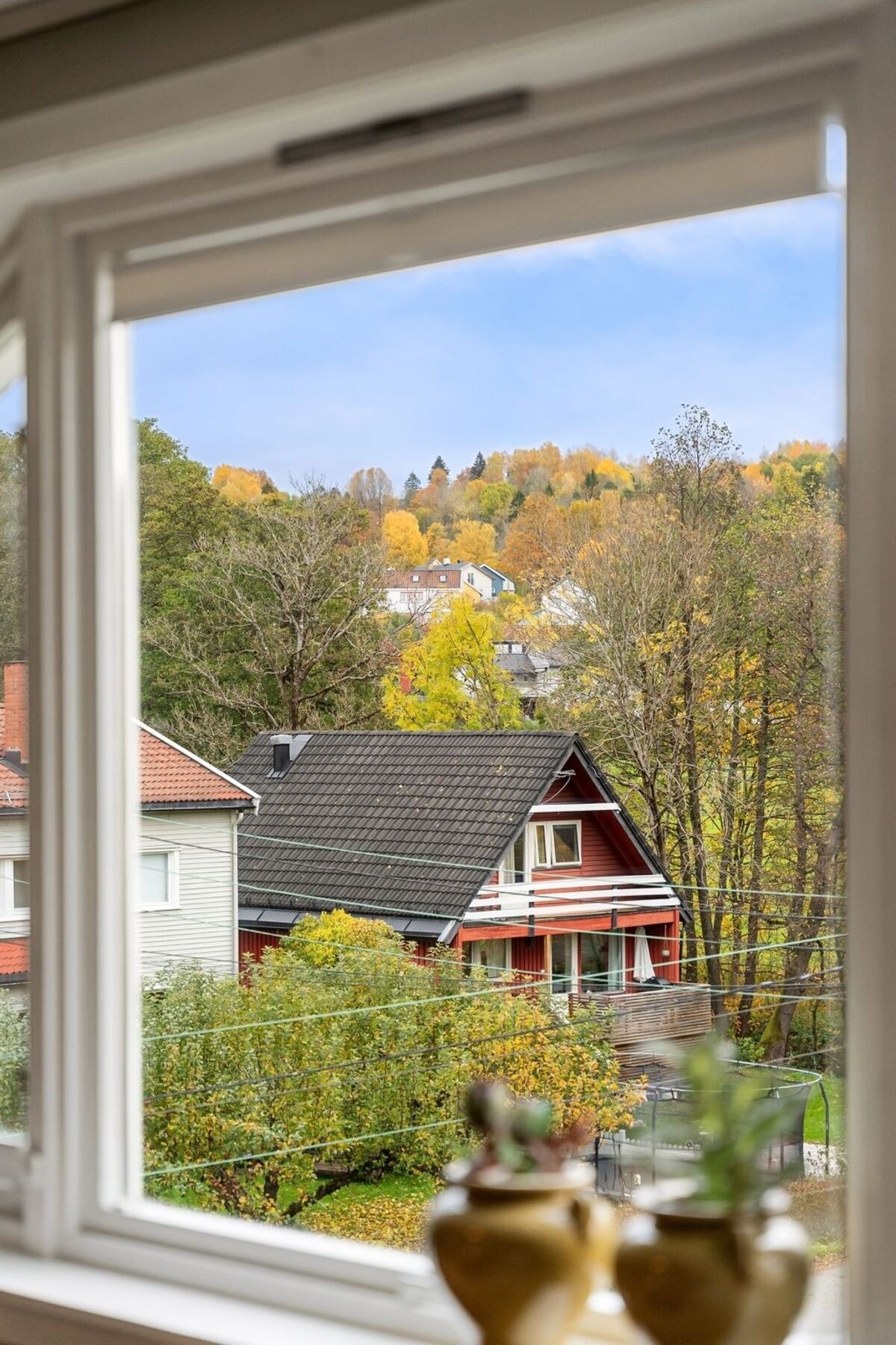Fra leiligheten er det koselig, grønt utsyn mot Månejordet, ett av flere flotte grøntområder ved leiligheten. Galleribilde