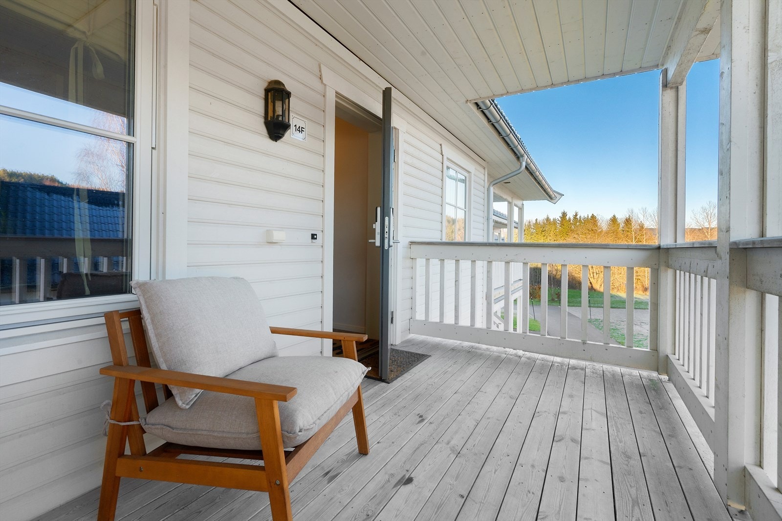 Lyst og trivelig inngangsparti. Galleribilde