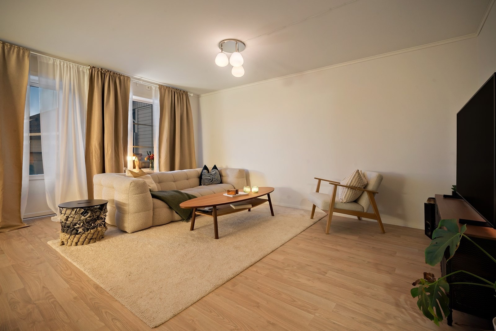 Stuen er romslig og har et flott potensial, det er god plass til sofa og tv. Galleribilde