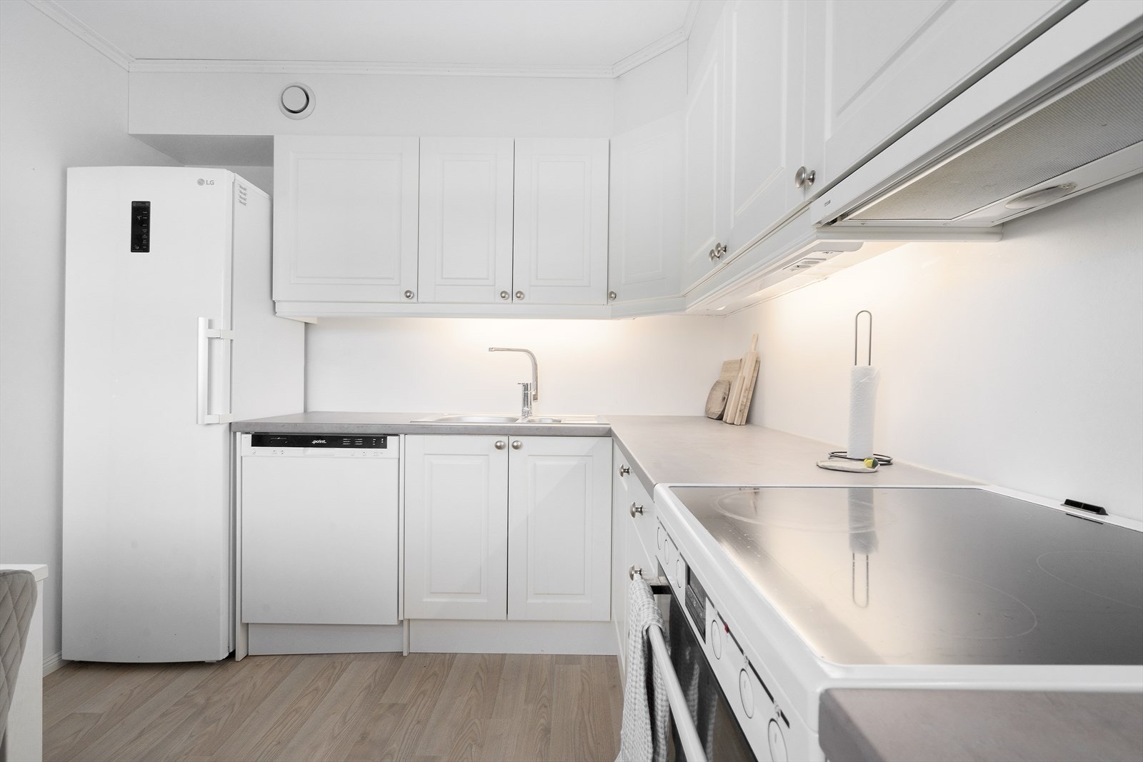 Kjøkkenet er utstyrt med frittstående hvitevarer som komfyr, oppvaskmaskin og kjøl/fryseskap. Galleribilde