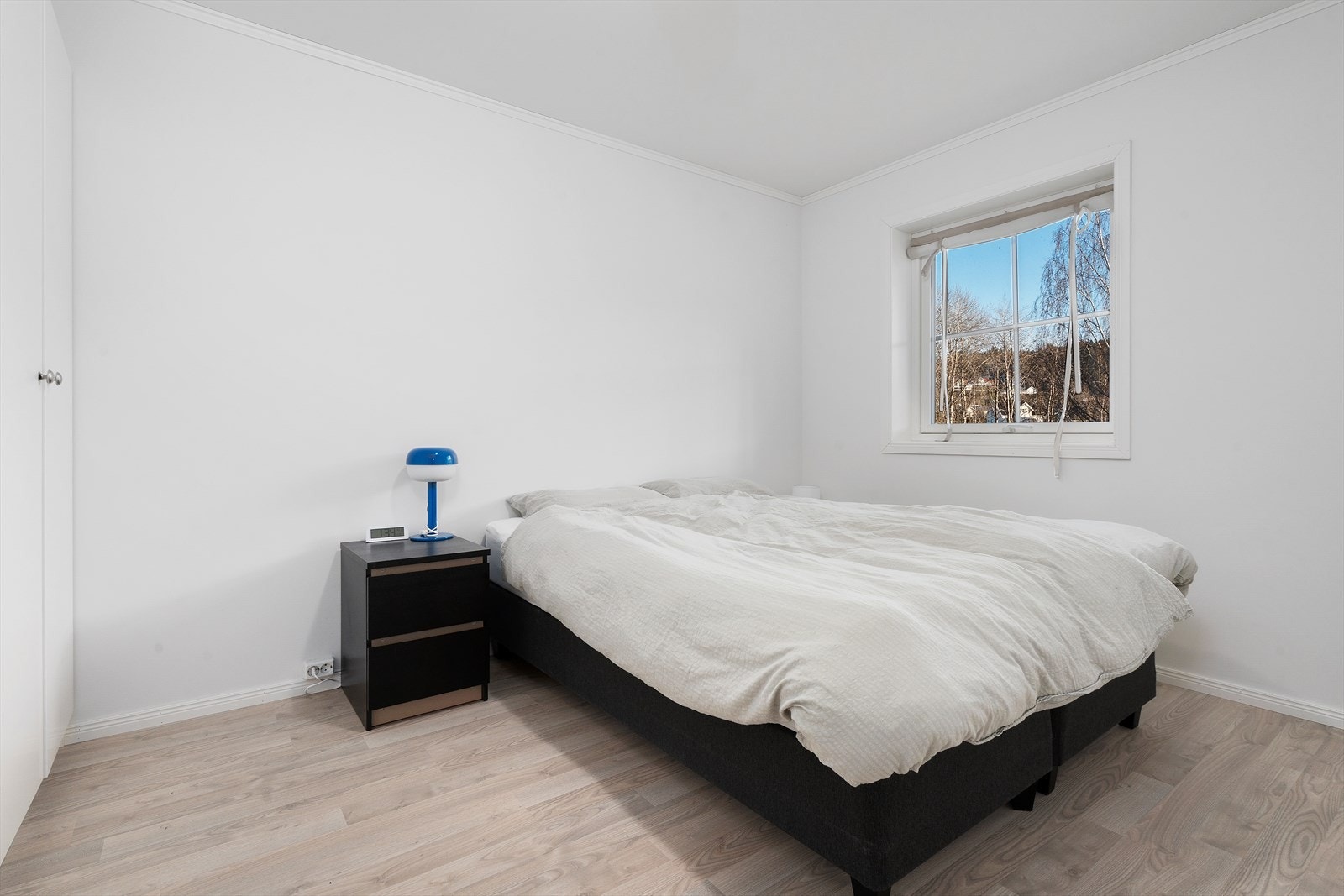 Hovedsoverommet har plass til dobbeltseng, nattbord og garderobeløsning. Galleribilde