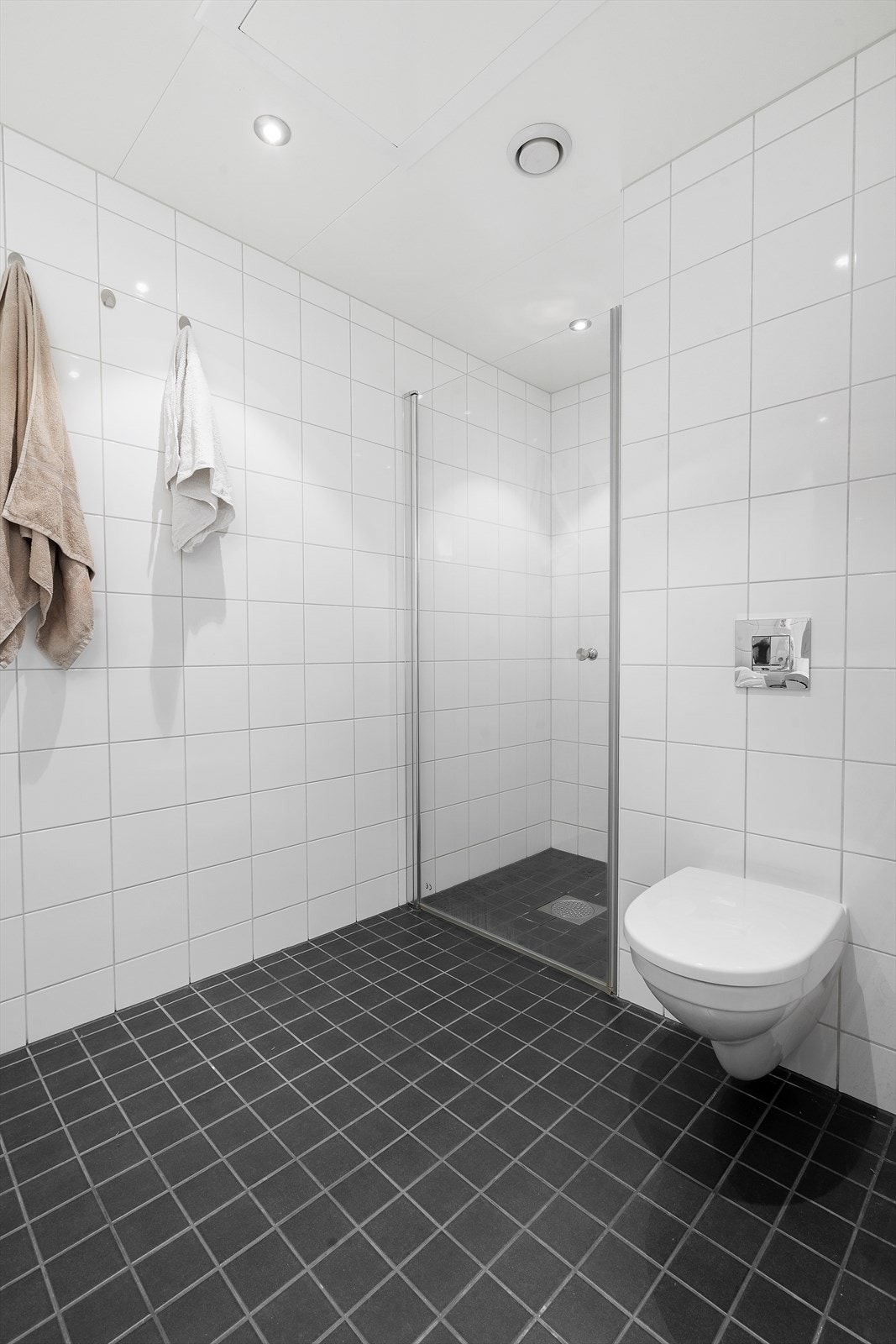 Nytt moderne bad fra 2017. Vegger og gulv er flislagt, og taket har malte stålplater som gir et lyst og rent uttrykk. Galleribilde