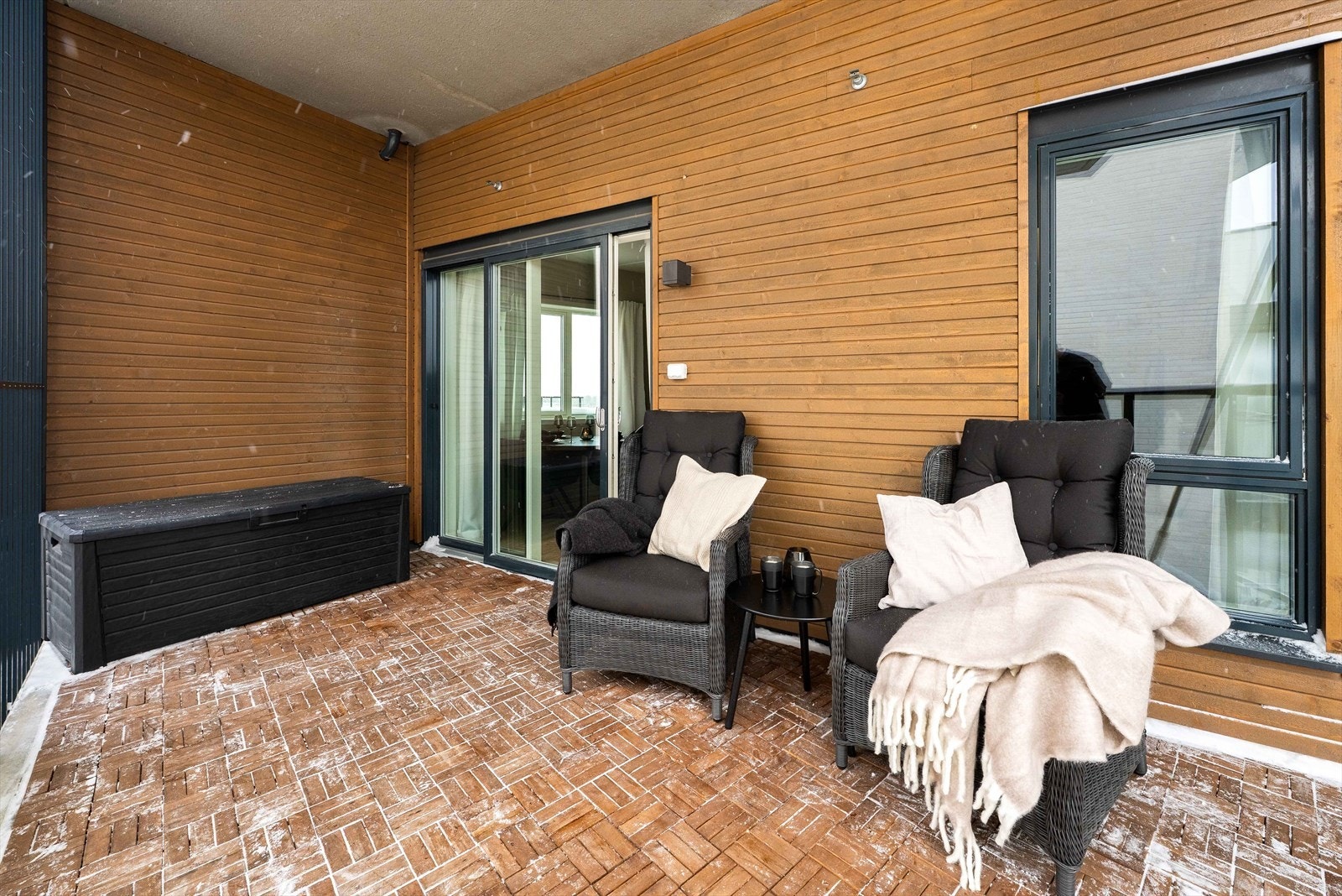 Fra stuen er det utgang til hyggelig balkong på ca. 12,3 kvm, med god plass til utemøbler, grill og beplantning. Galleribilde