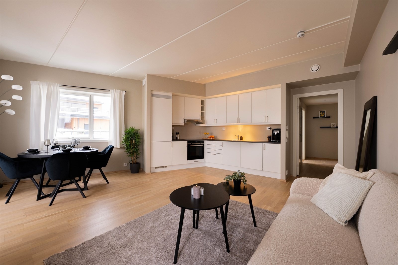 Her har du plass til sofagruppe, spisebord og tilhørende møblement. Galleribilde