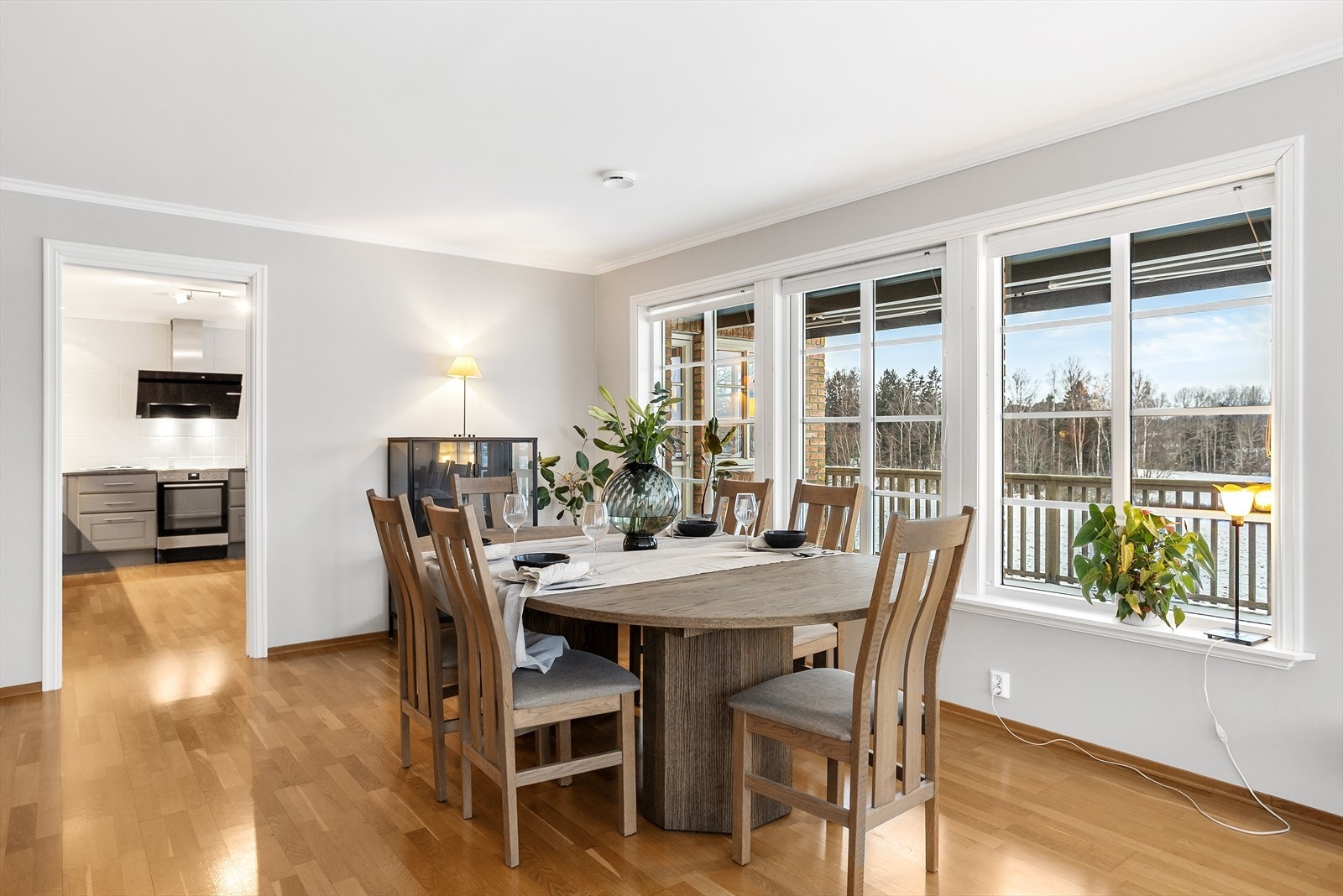 Spisestuen er naturlig plassert som et bindeledd mellom kjøkken og stue. Her kan du samle hele storfamilien. Galleribilde