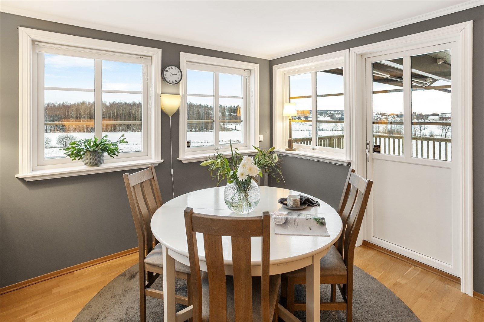 Fra kjøkkenet er det direkte utgang til boligens uteområder. Galleribilde