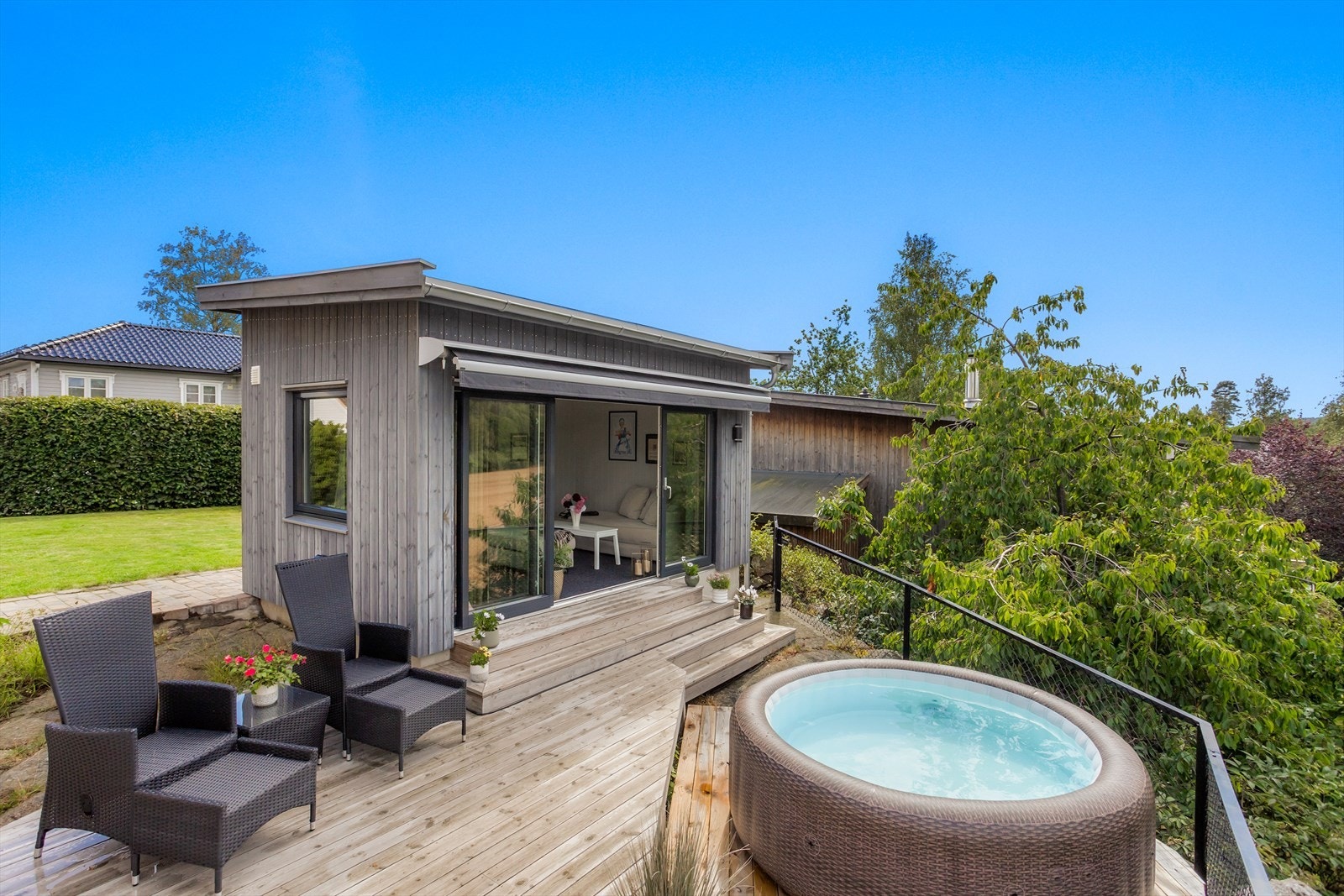 Terrassen og utearealene kan møbleres med flere møbleringssoner der en kan invitere hele vennegjengen til en uforglemmelig sommerkveld. Galleribilde