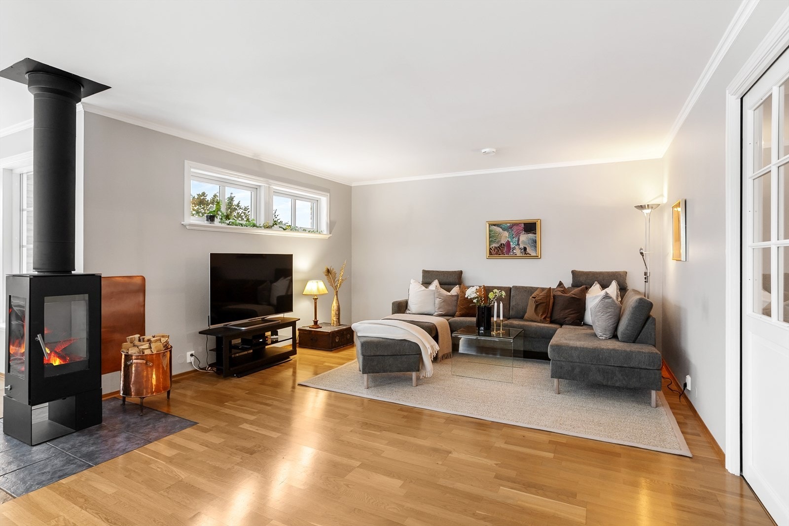 Sentralt plassert i rommet har du vedovn som bidrar til en lun og koselig følelse. Galleribilde