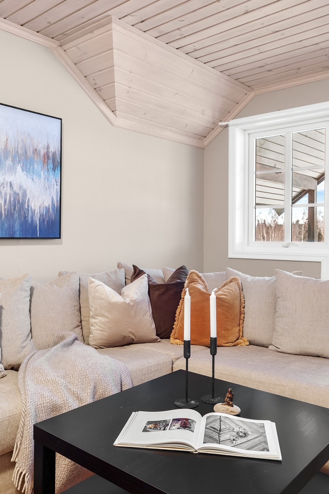 Med sine lune omgivelser gir stuen en koselig atmosfære for hele familien. Galleribilde