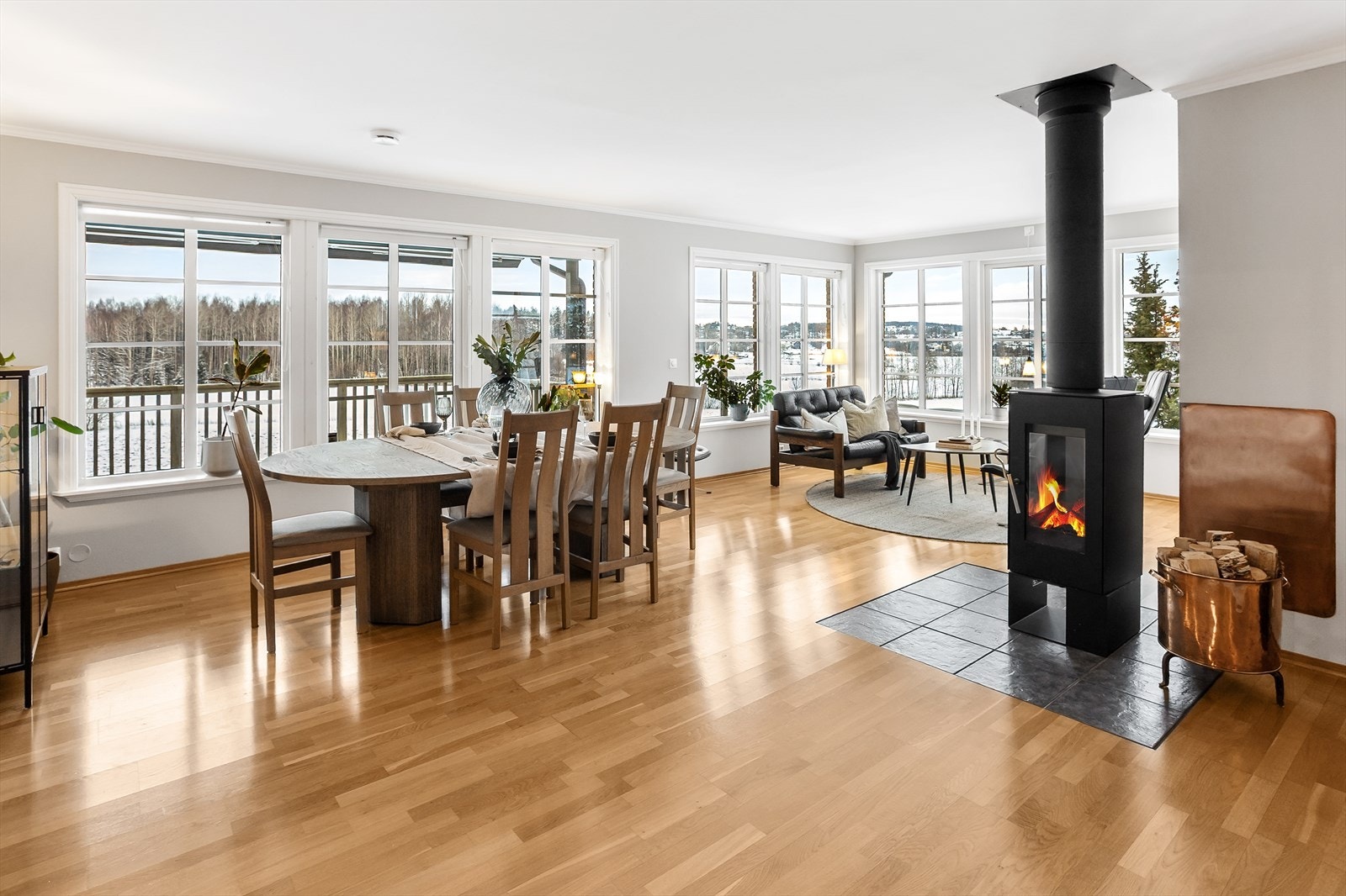 Stue og spisestue er meget romslig og har rikelig med vindusflater som gir fantastisk utsikt utover landskapet. Galleribilde