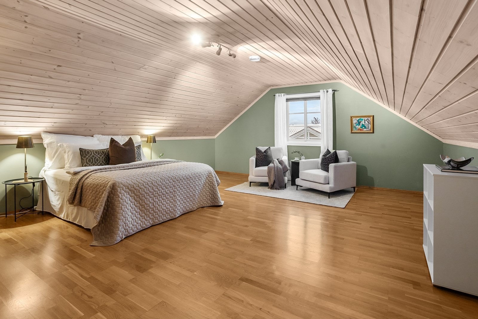 I 2. etasje plassert over garasjen finner du et meget romslig soverom, som også kan brukes som ekstra stue, kontor, ungdomsavdeling, treningsrom etc. Mulighetene er mange. Galleribilde