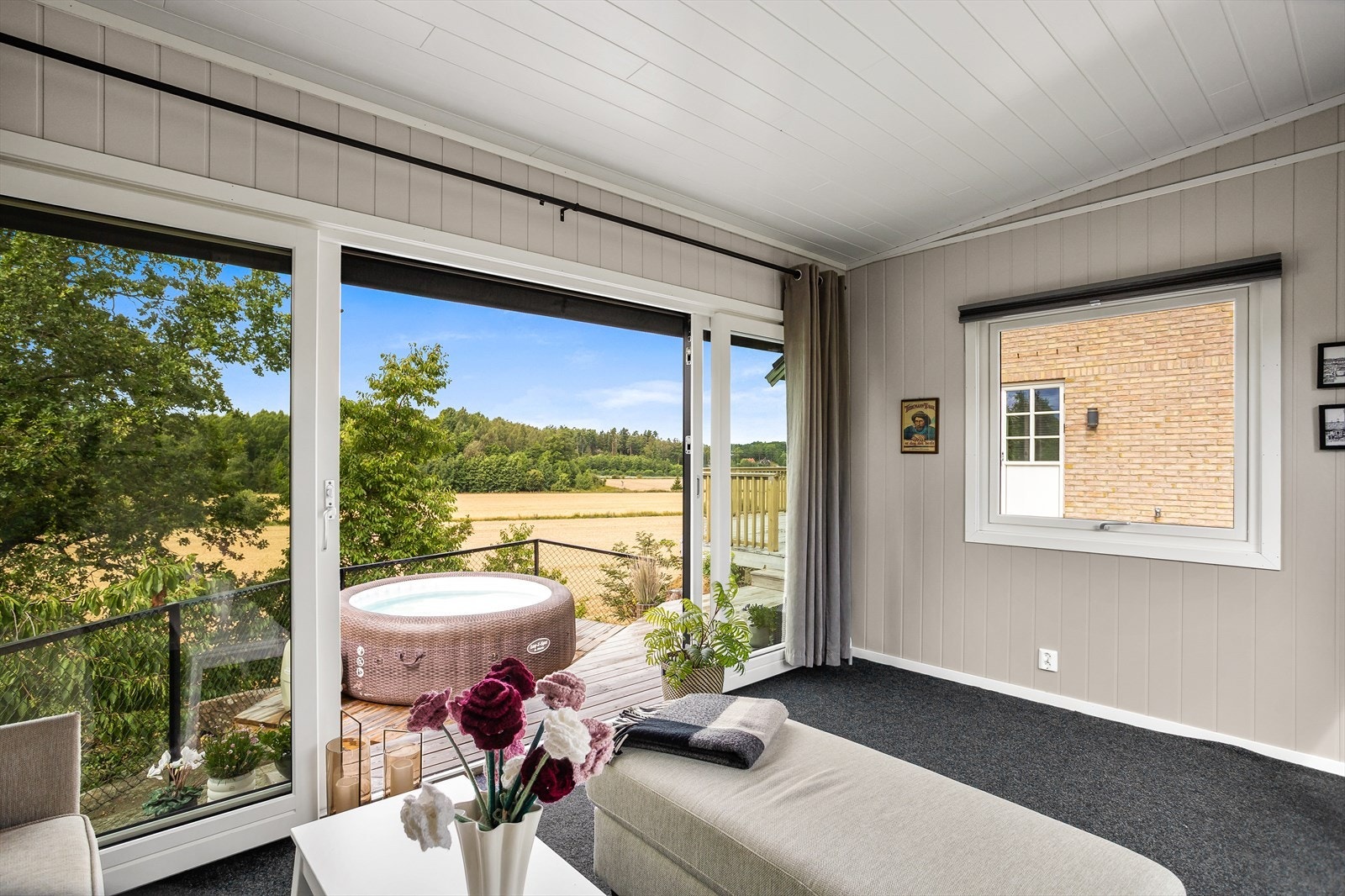 På eiendommen er det oppført en hyggelig hagestue, der en kan nye lage sommerkvelder i gode venners lag. Galleribilde