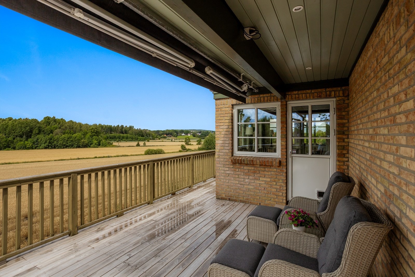 Det er bergvarmeanlegg med energibrønn installert i boligen. Vannbåren varme i alle gulv i 1. og 2. etasje, med unntak av bod og garasje. Galleribilde