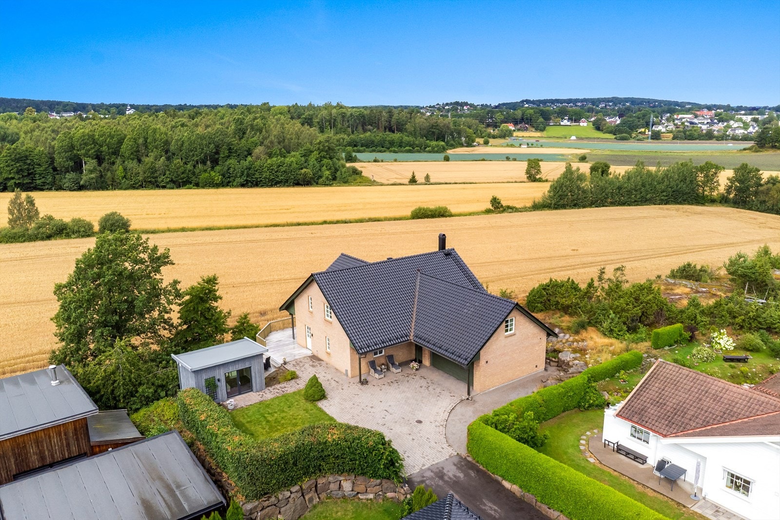 Fra boligen får du en flott utsikt og god skjerming, samtidig som tomten rundt består av fjell, busker og trær som skaper en harmonisk ramme. Galleribilde