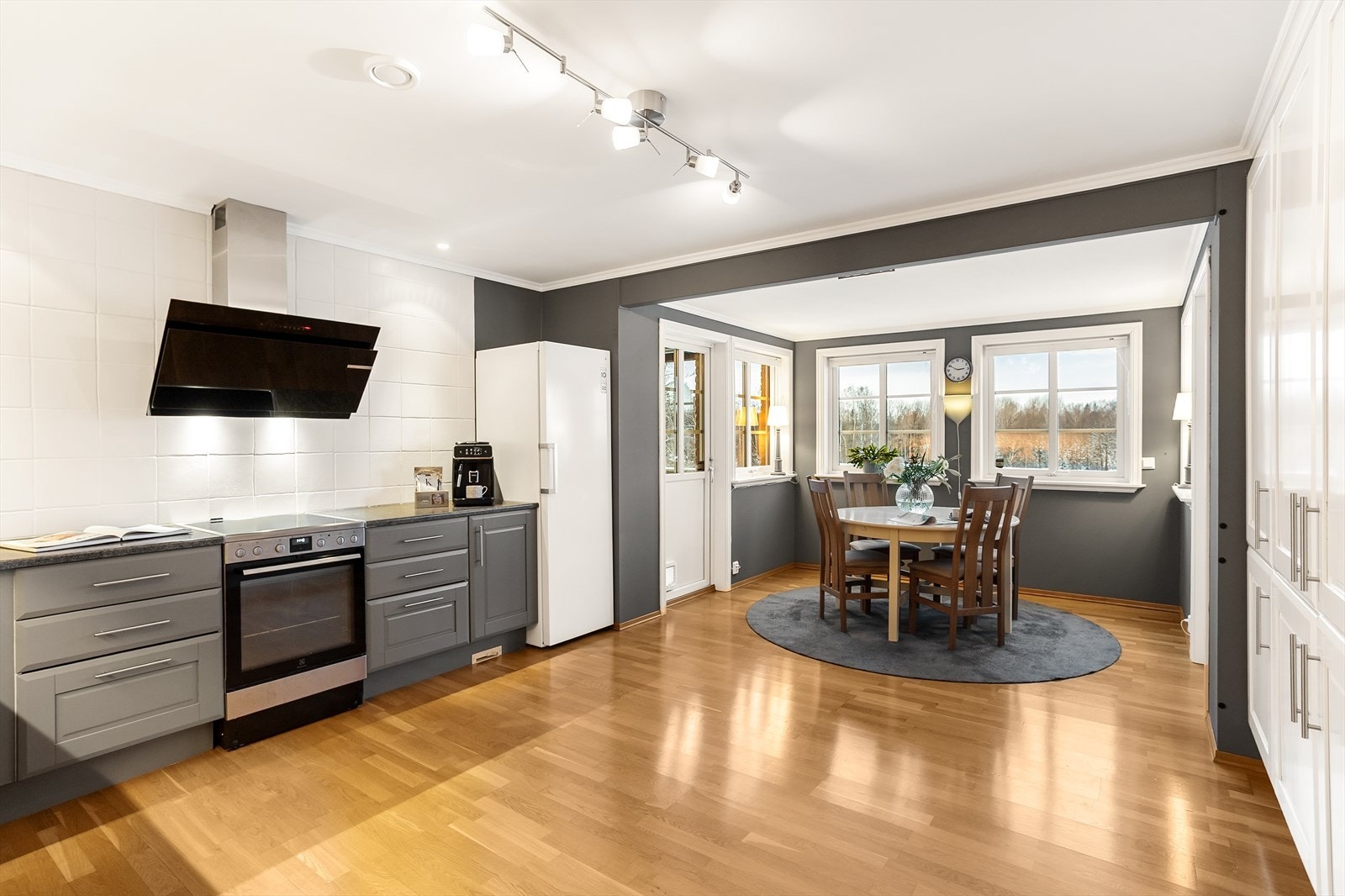 Stor og praktisk kjøkkeninnredning som byr på en praktisk utforming. Galleribilde