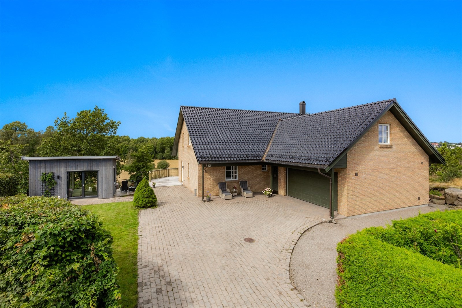 Boligen har mye bod og lagringsplass med bod/teknisk rom i 1.etasje og i garasjen, noe som gir deg muligheten til å holde hjemmet ryddig og organisert. Galleribilde