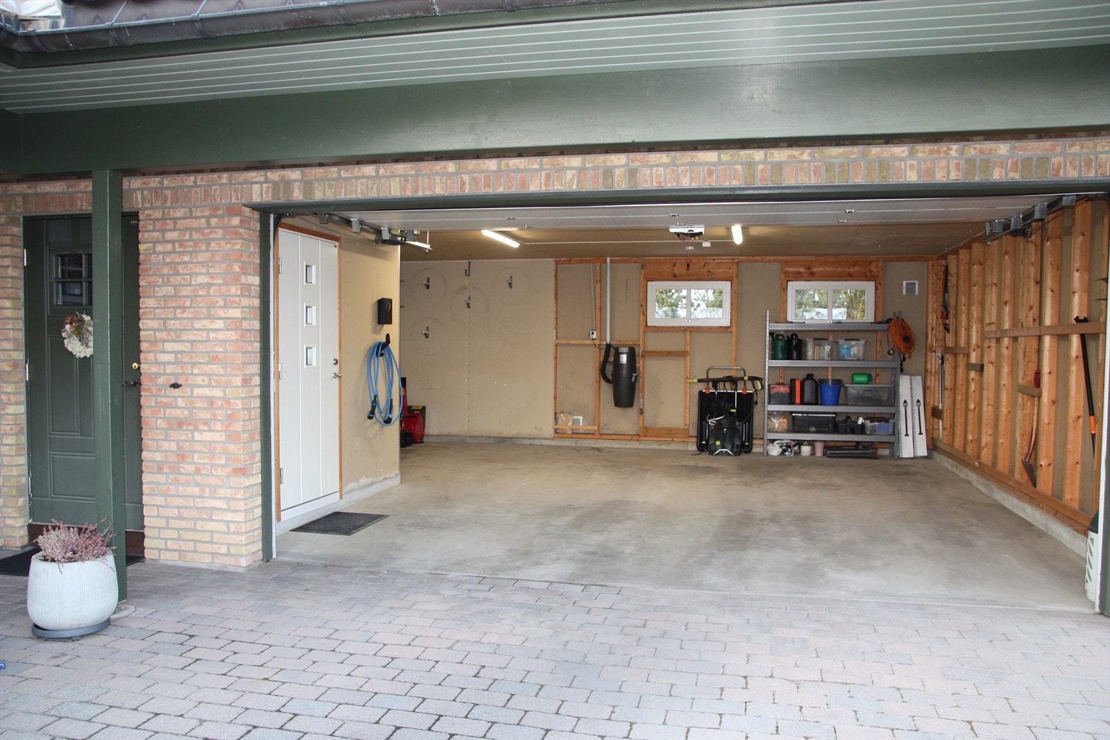 Fra garasjen er det direkte adkomst inn til boligen. Galleribilde