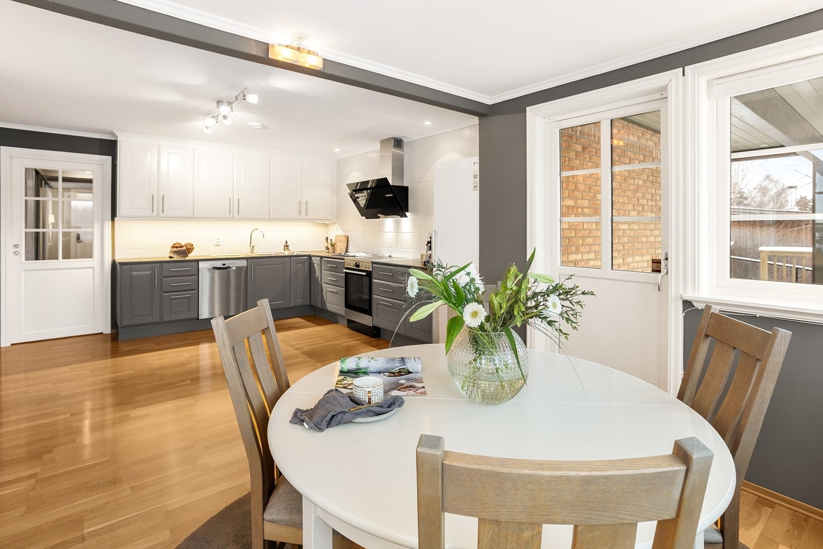 Som ellers i huset er kjøkkenet også ett meget romslig rom med god plass til spisebord og det er utgang til syd-/vestvendt terrasse. Galleribilde