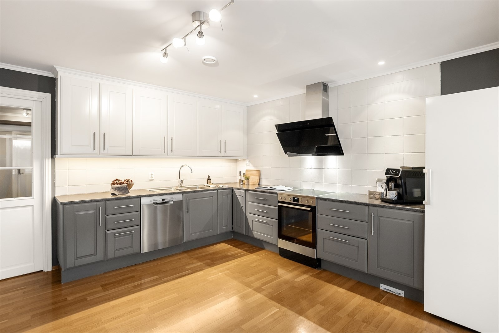 Luke for sentralstøvsuger i sokkel. Ventilator med utlufting. Galleribilde