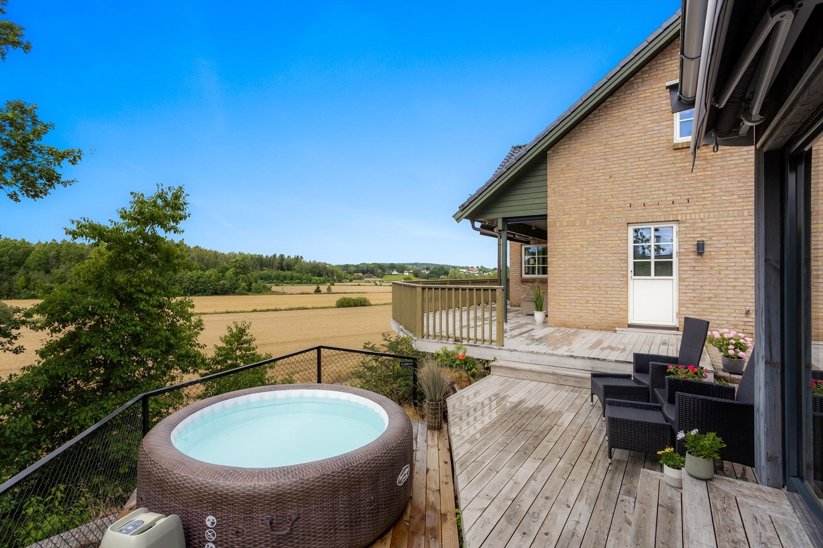 Boligens uteområder er skjermet - og herfra får du en super utsikt. Galleribilde