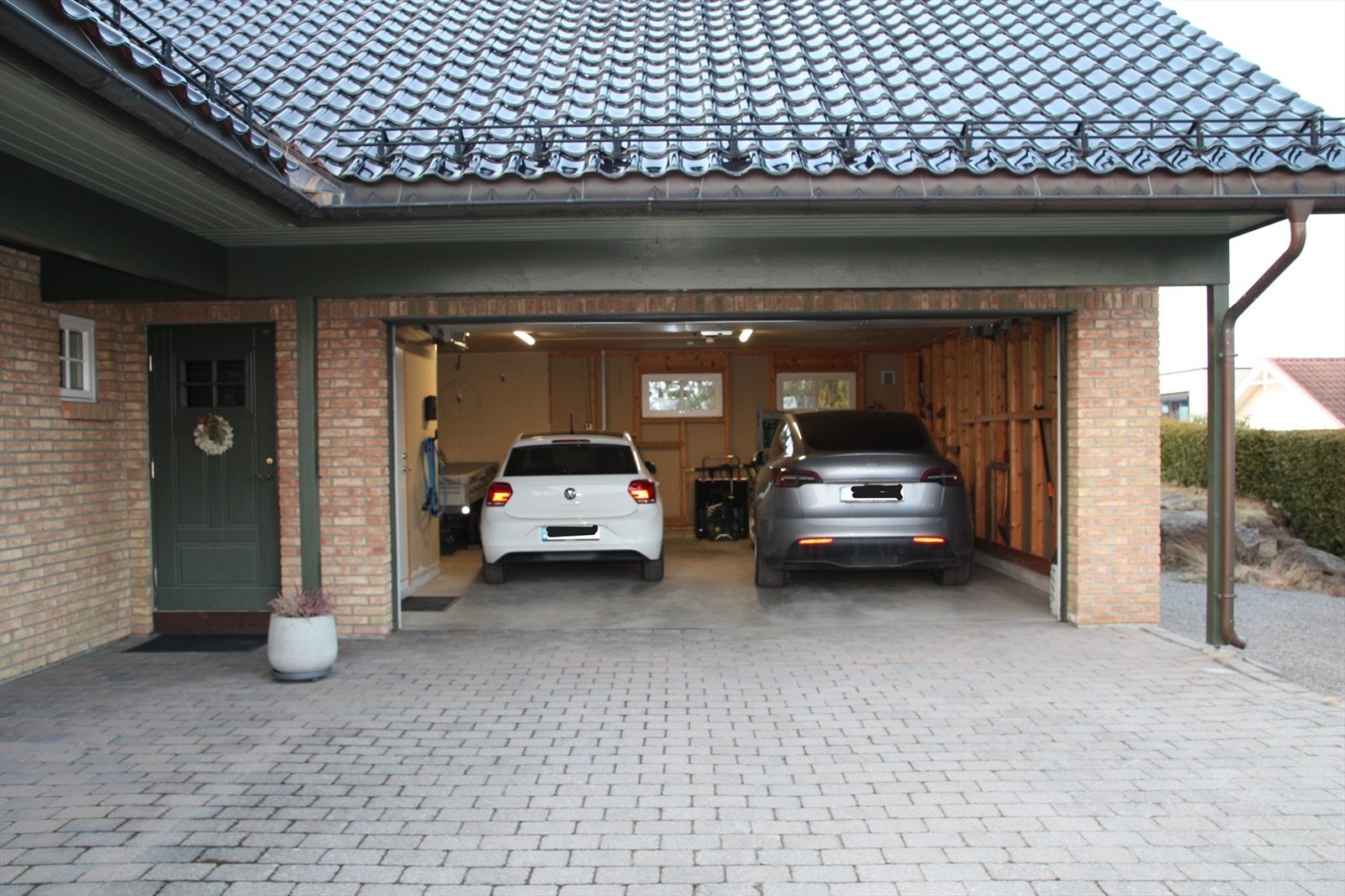 Stor romslig garasje med plass til 2 biler samt tilhenger Galleribilde