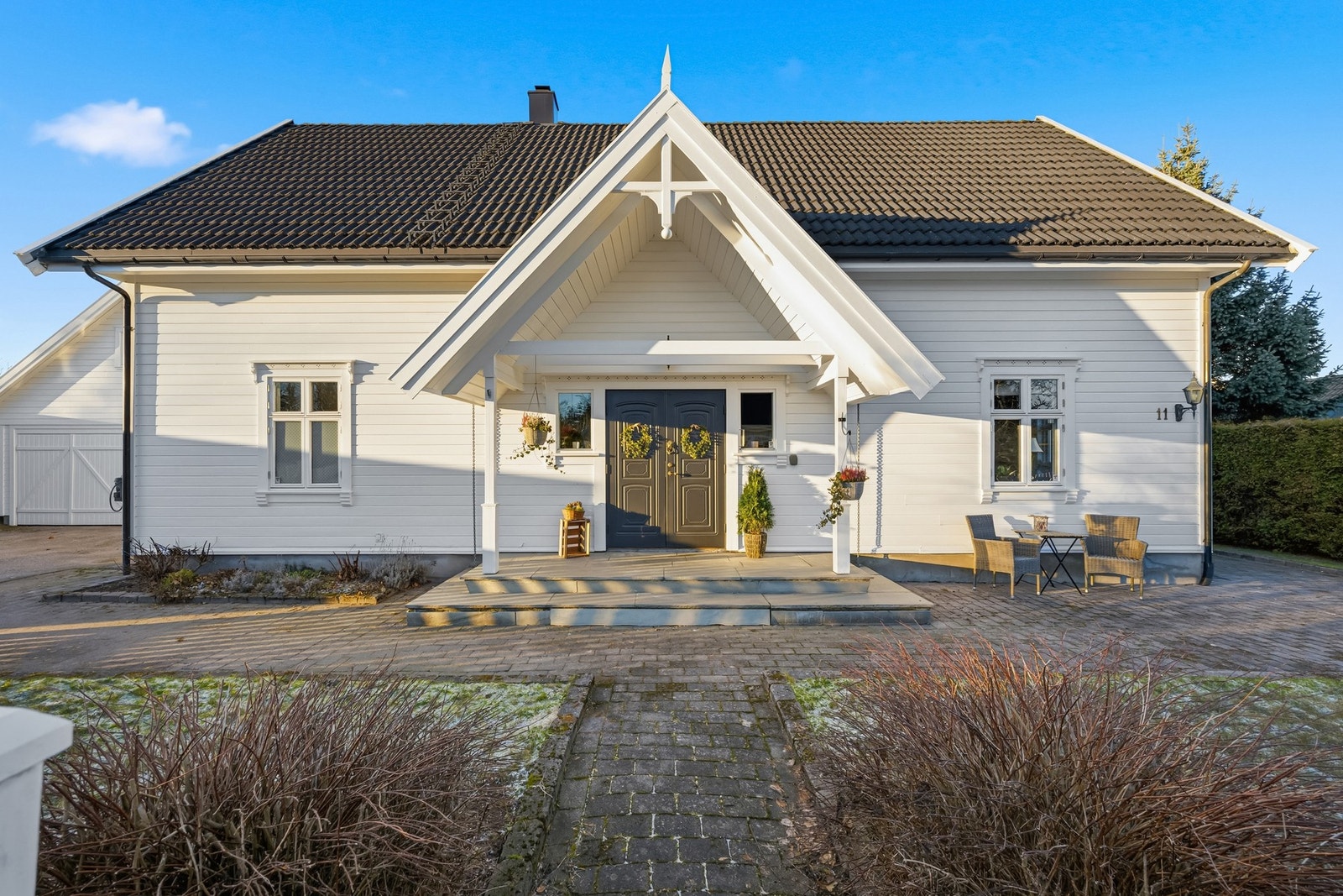 Et hyggelig inngangsparti belagt med skiferstein. Galleribilde