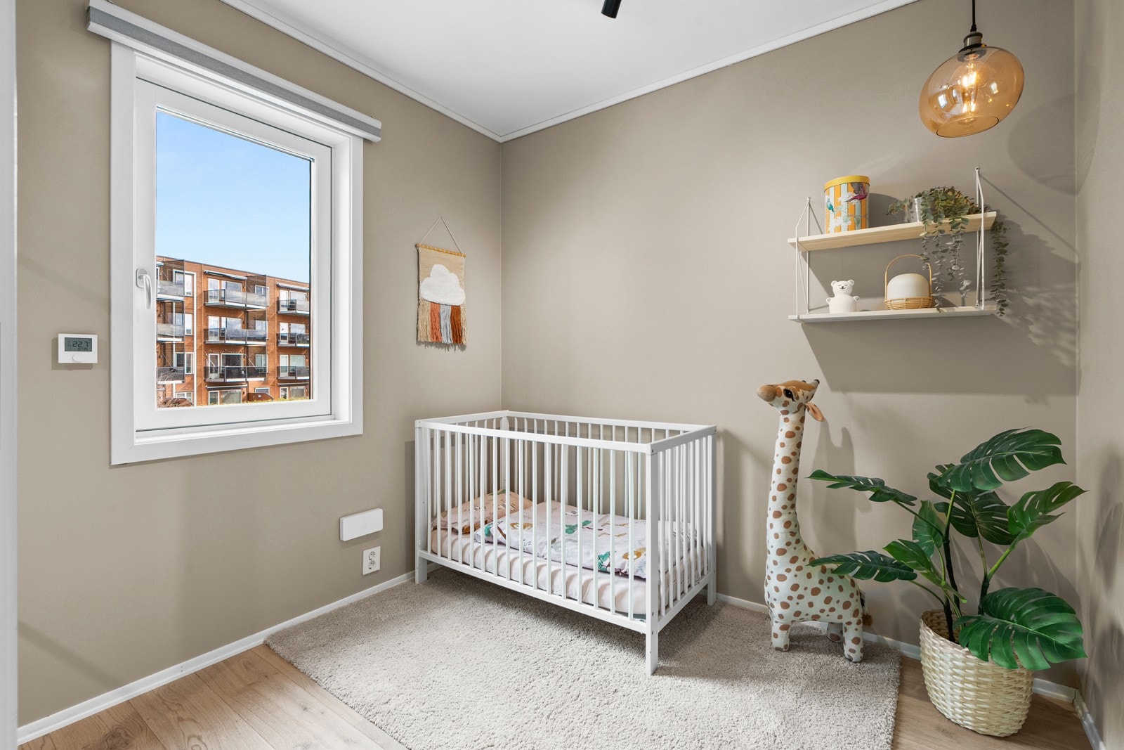 På soverom tre er det god plass til seng, nattbord og oppbevaring i medfølgende skyvedørsgarderobe. Galleribilde