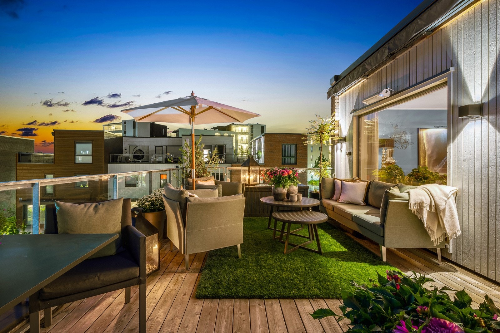 Det er god plass til sittegruppe, grill og beplanting. Galleribilde