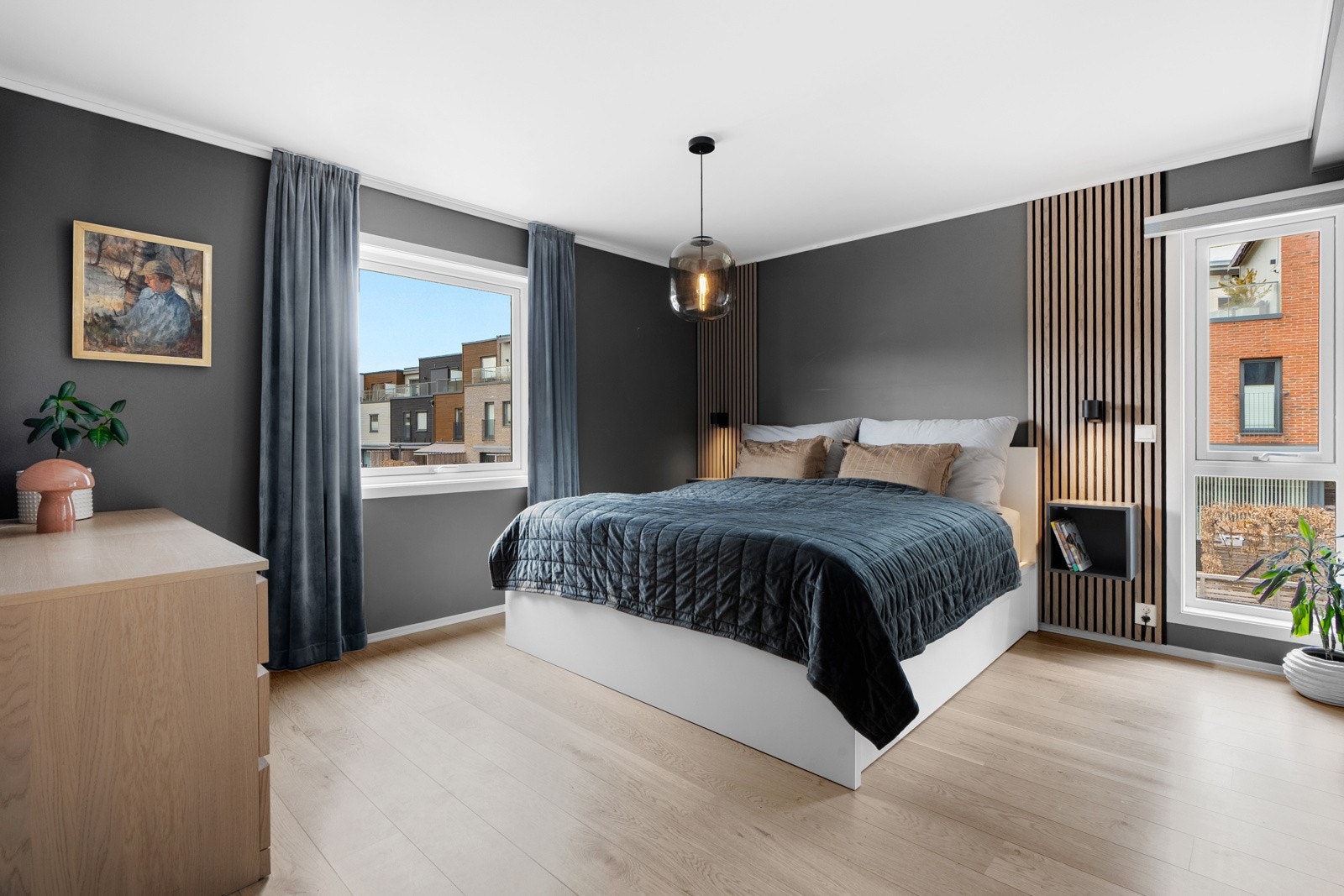 Boligen har fire soverom, men ett benyttes i dag som walk-in closet. Galleribilde