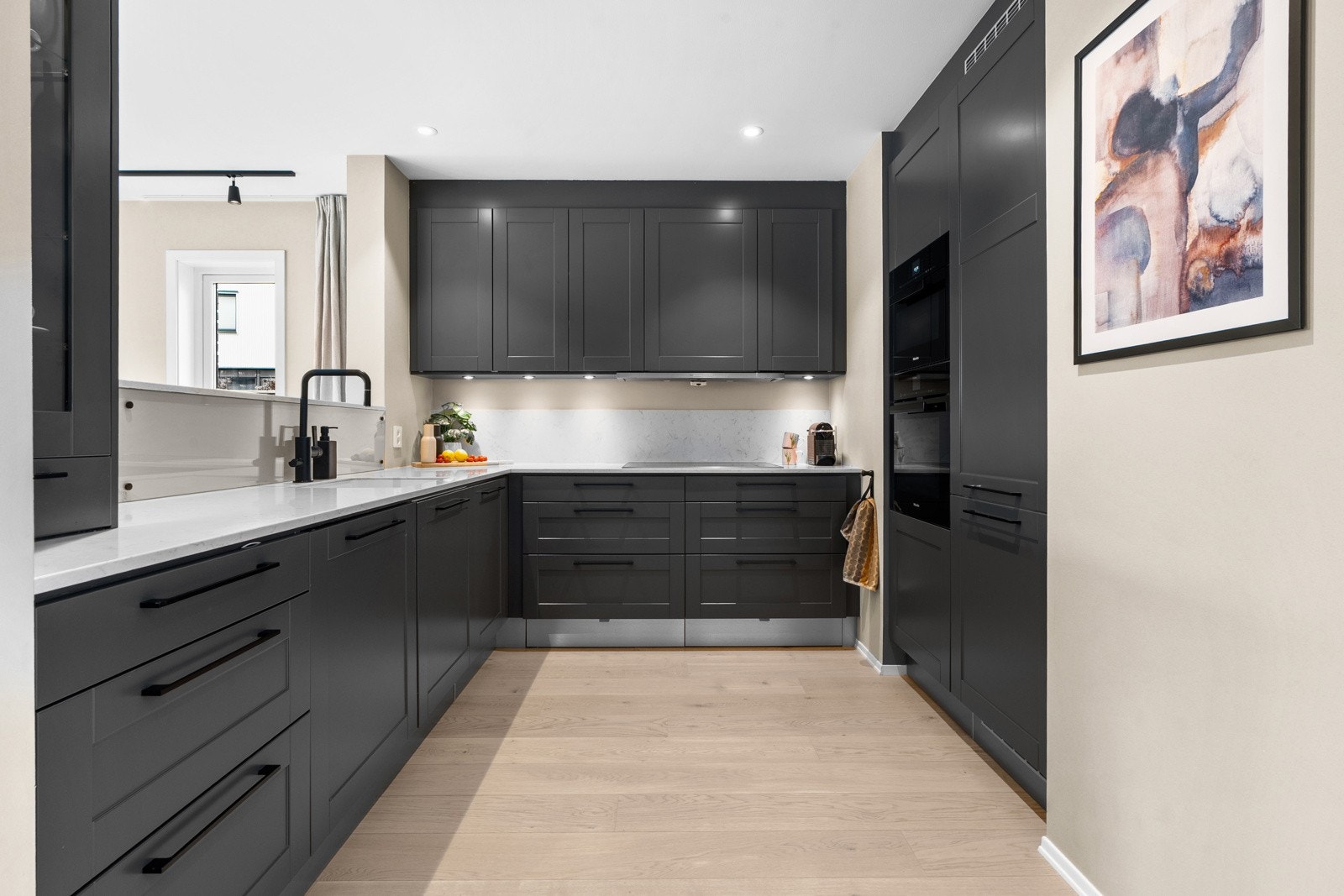 Kjøkkenet ligger i en delvis åpen løsning med stuen som bidrar til en åpen og sosial atmosfære, samtidig som at den er adskilt. Galleribilde