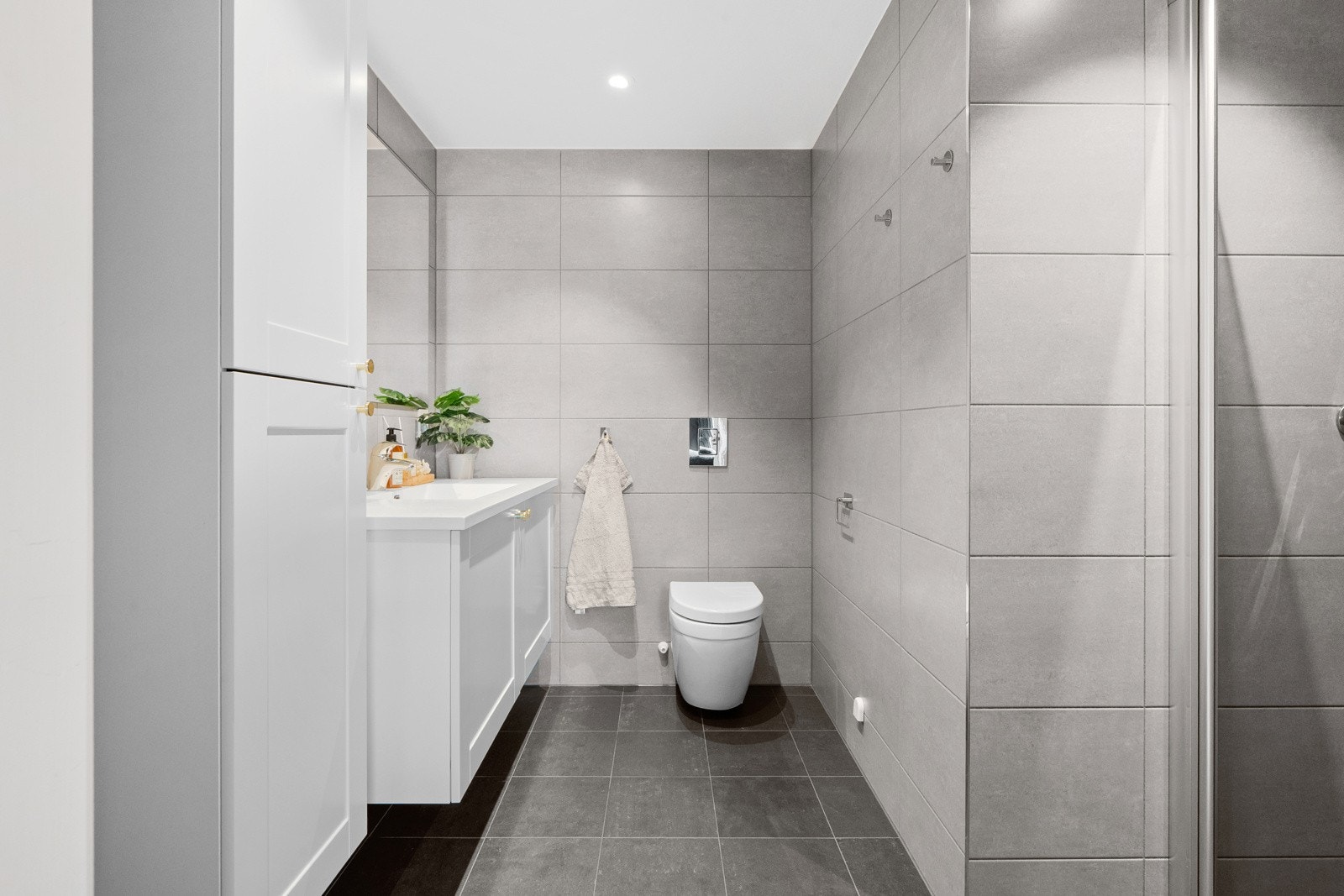 Moderne baderom med adkomst fra hovedsoverom. Behagelig gulvvarme, og fliser på vegger og gulv. Galleribilde