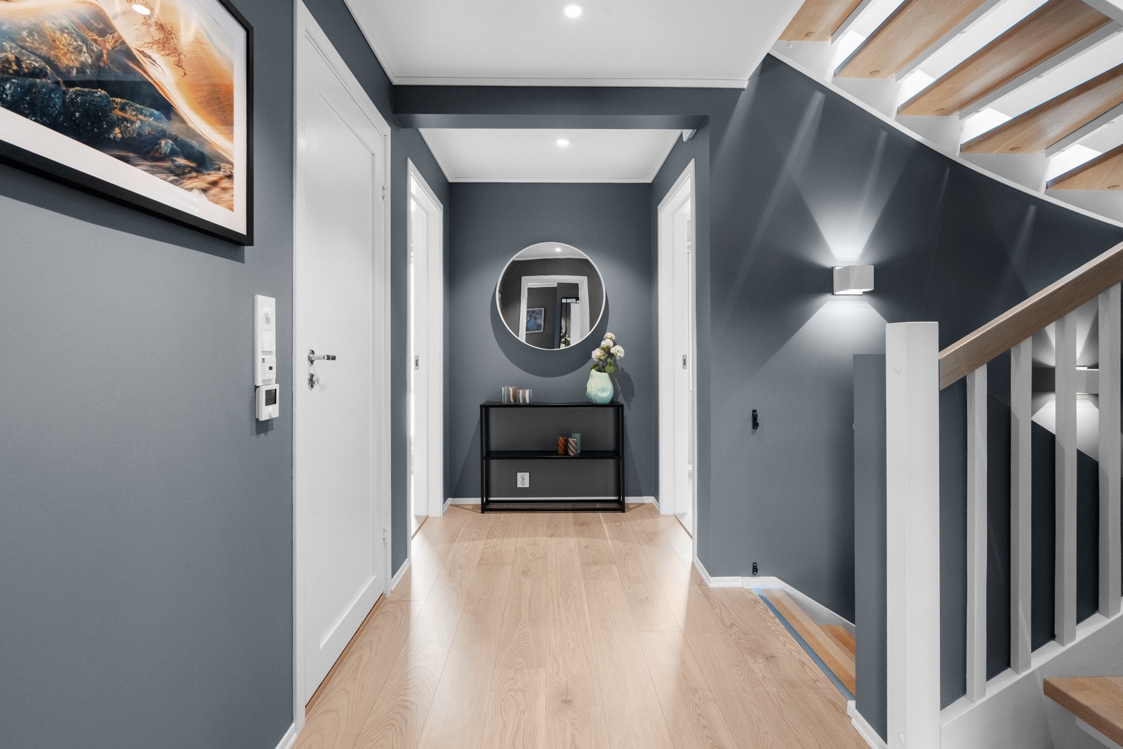 I andre etasje møter du en gang som tar deg til alle boligens soverom. Galleribilde